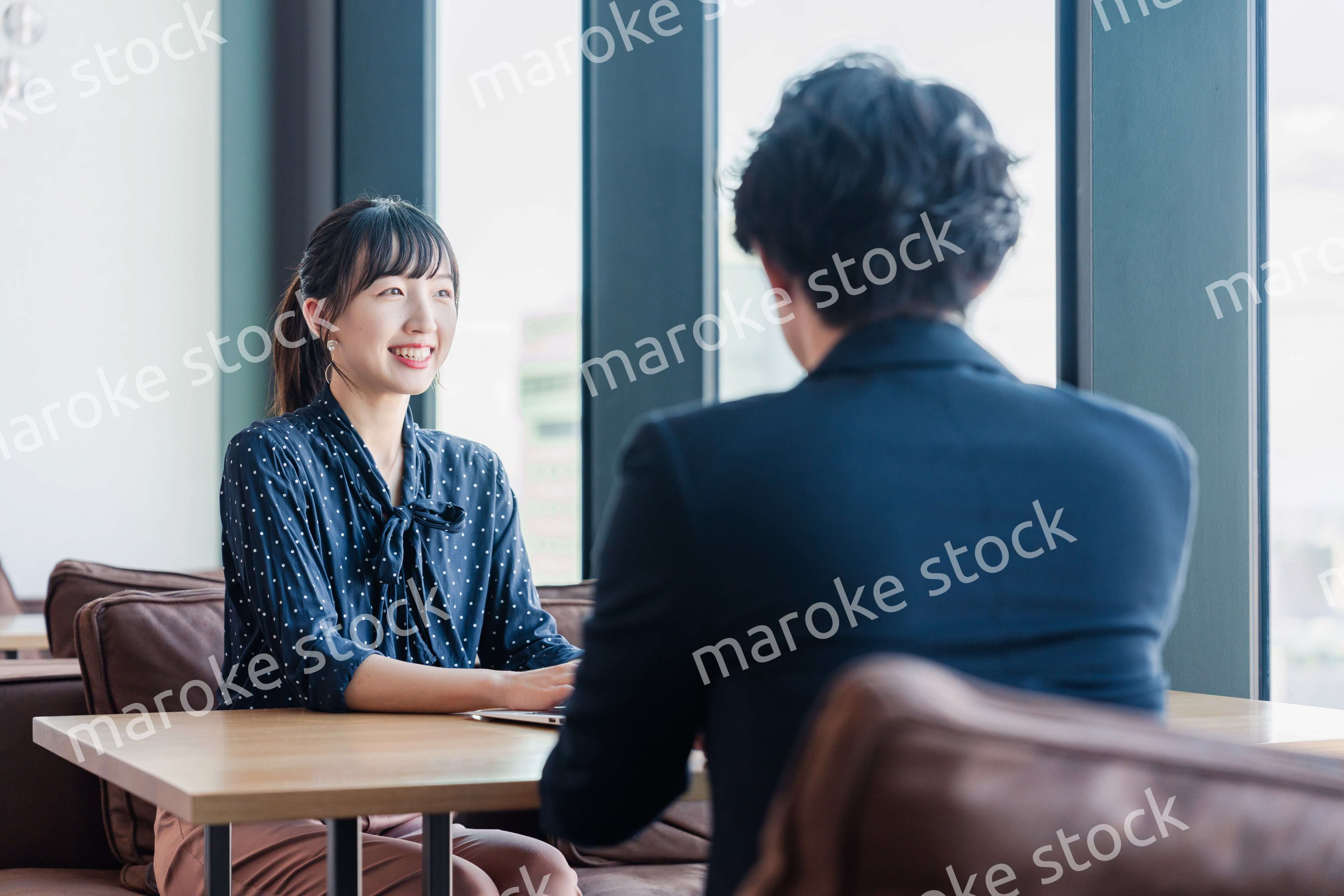 上司と1on1ミーティングをするビジネスウーマン