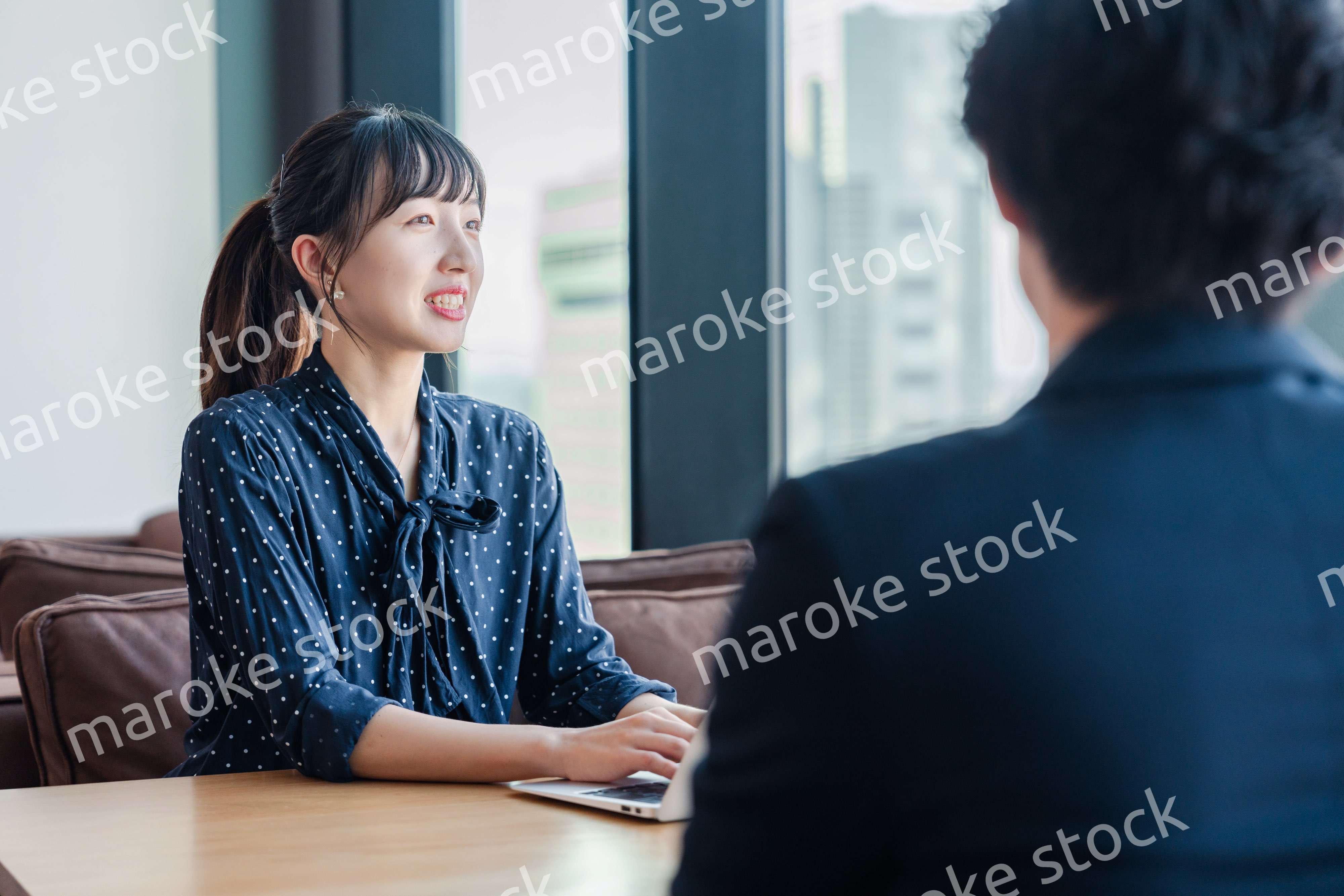 上司と1on1ミーティングをするビジネスウーマン