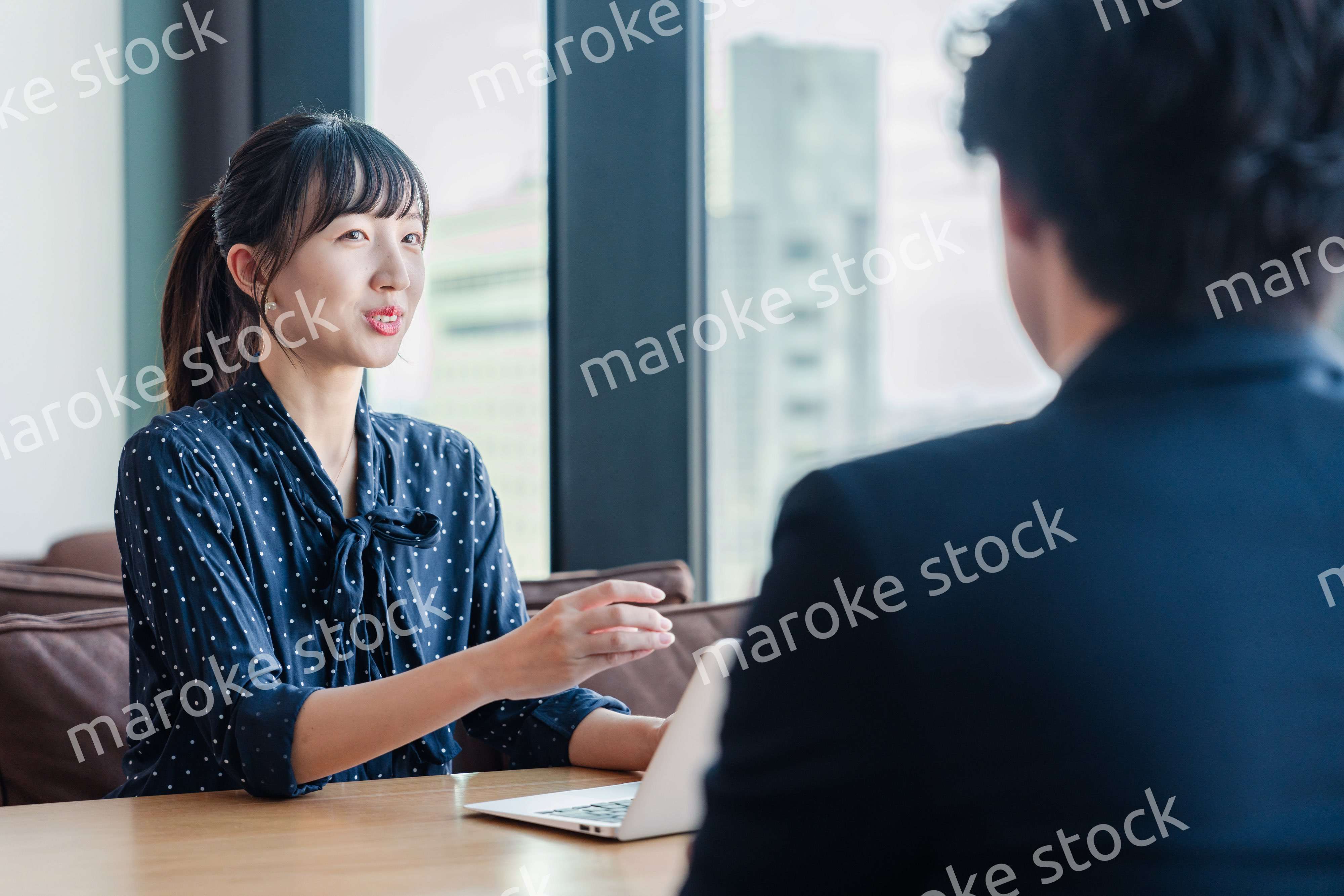 上司と1on1ミーティングをするビジネスウーマン