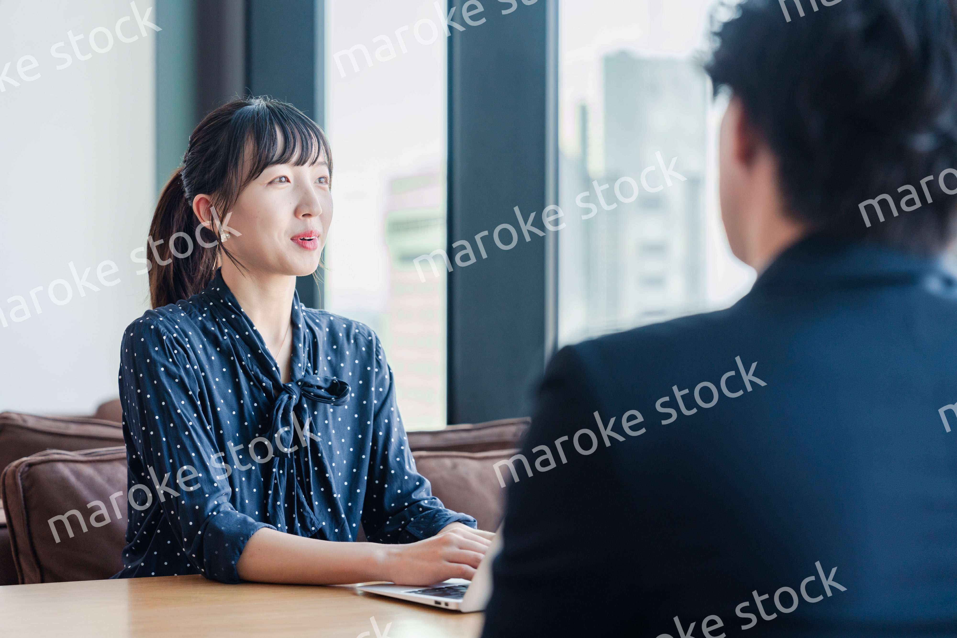上司と1on1ミーティングをするビジネスウーマン