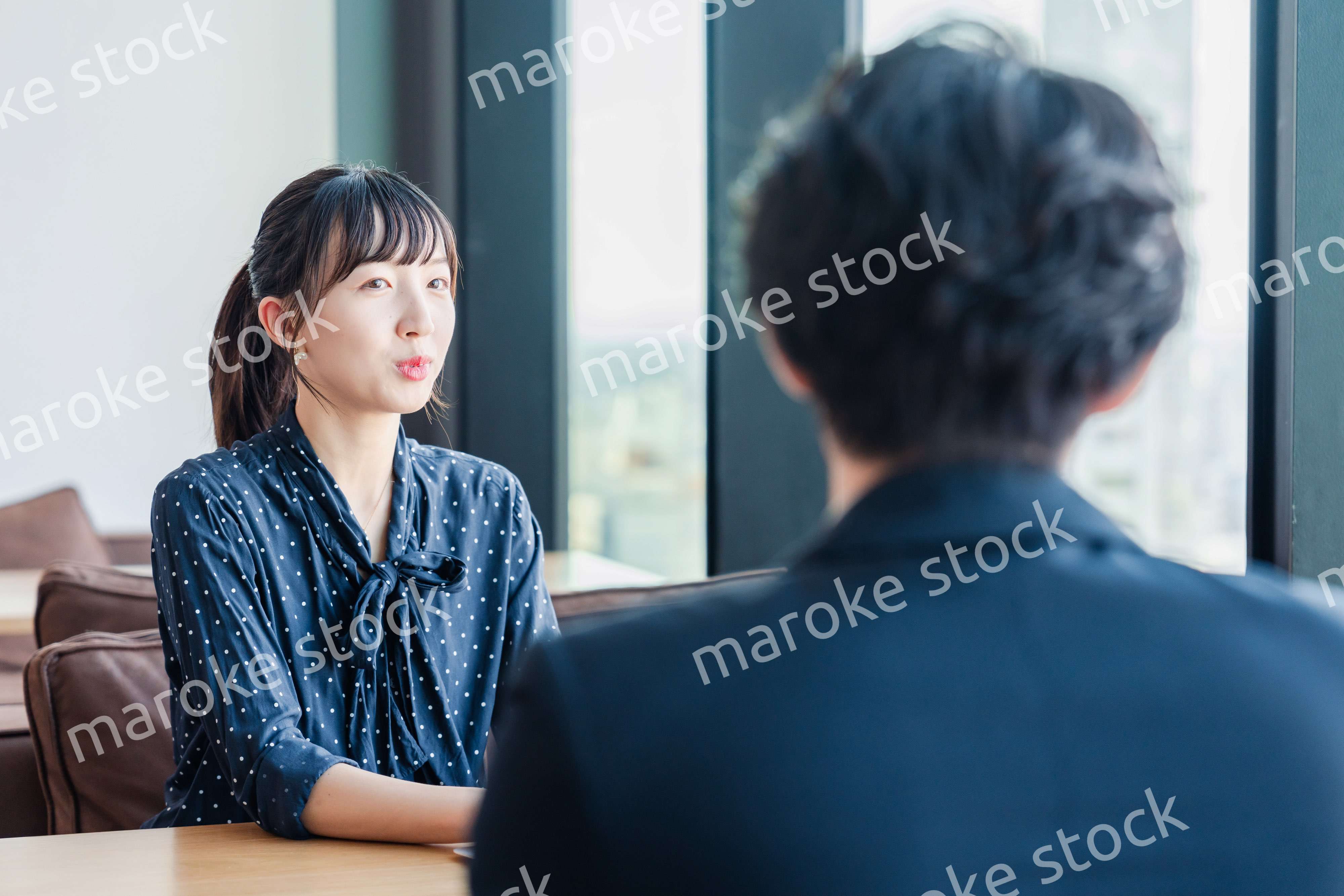 上司と1on1ミーティングをするビジネスウーマン