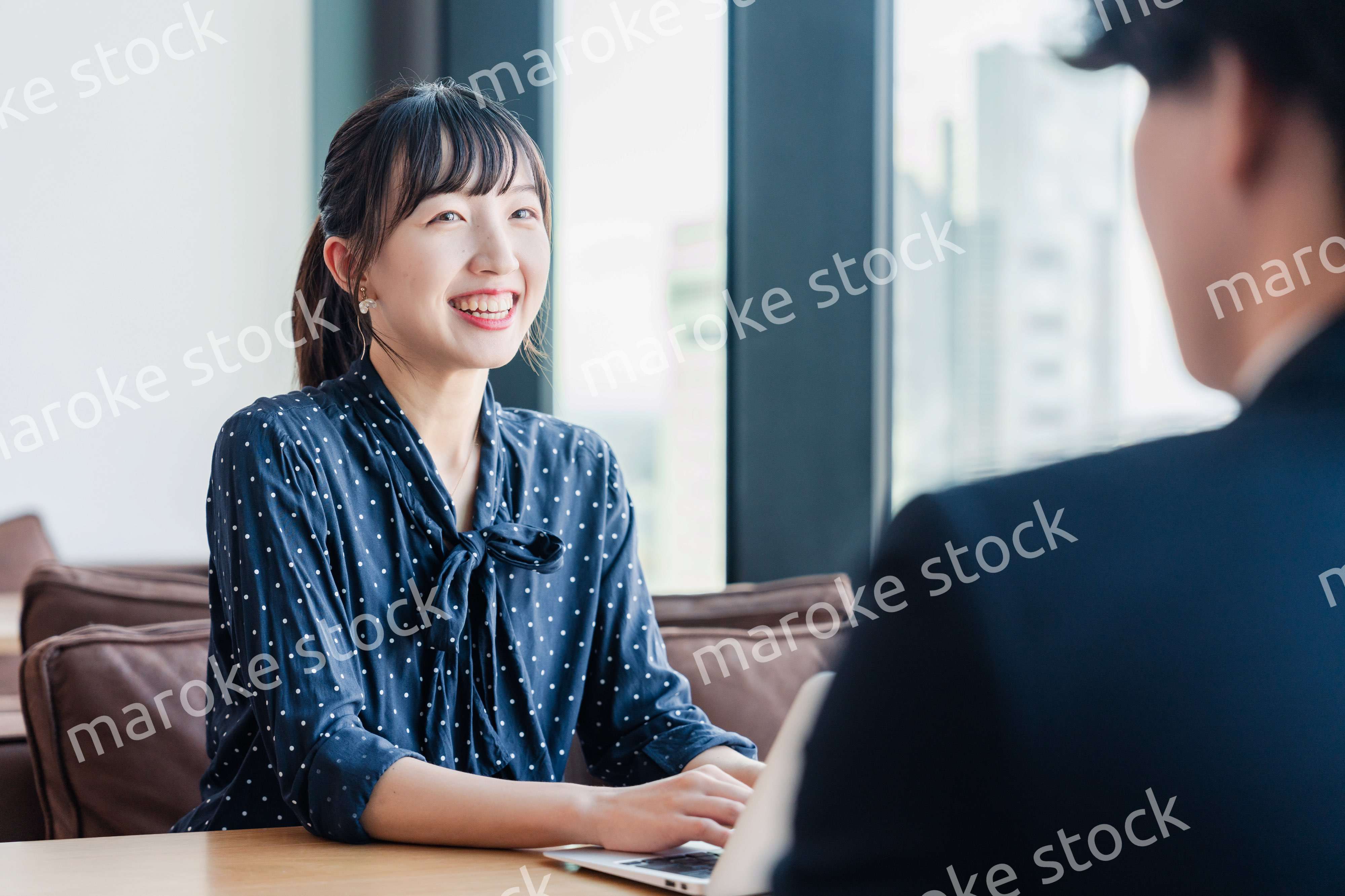 上司と1on1ミーティングをするビジネスウーマン