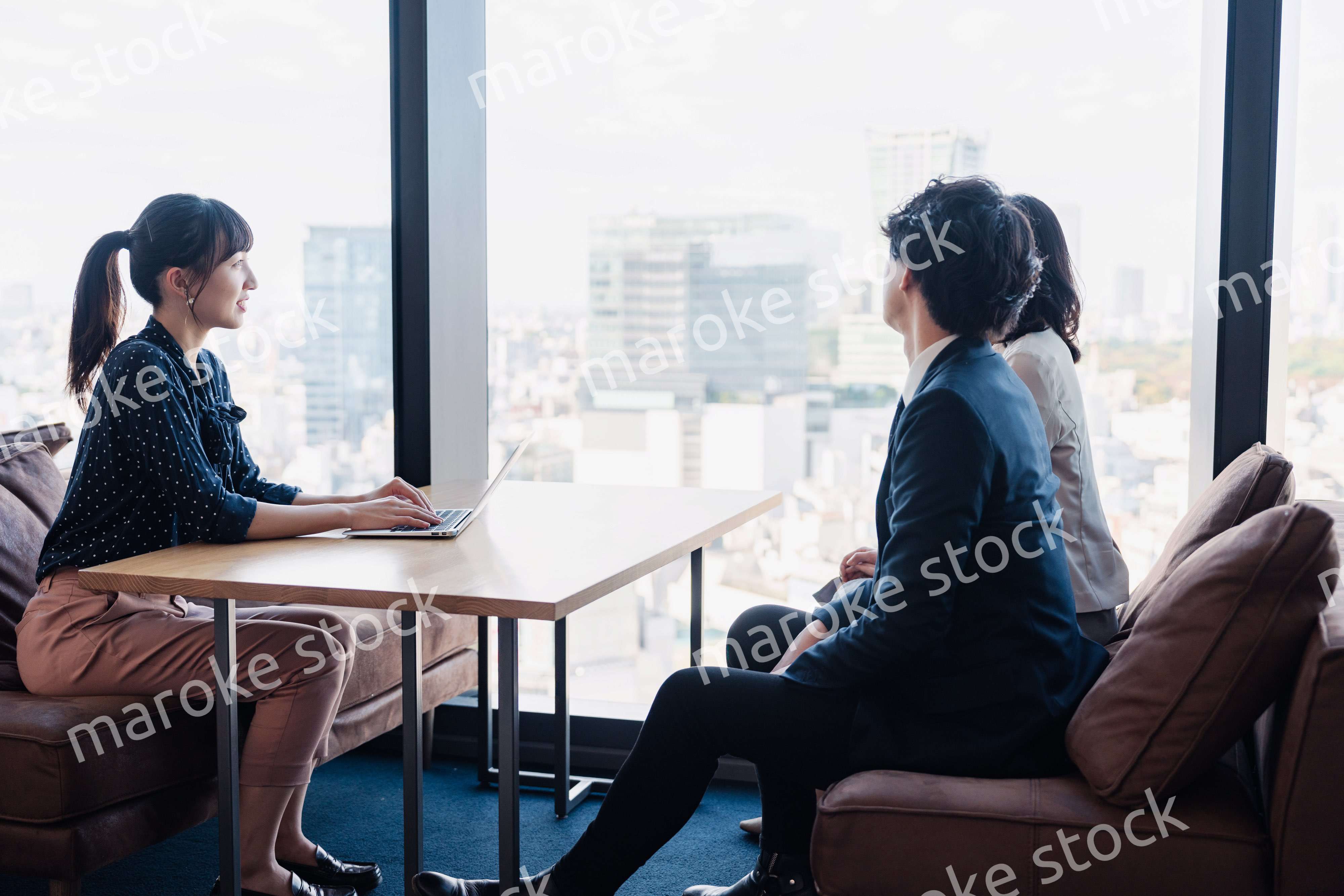 取引先との商談をするビジネスパーソン