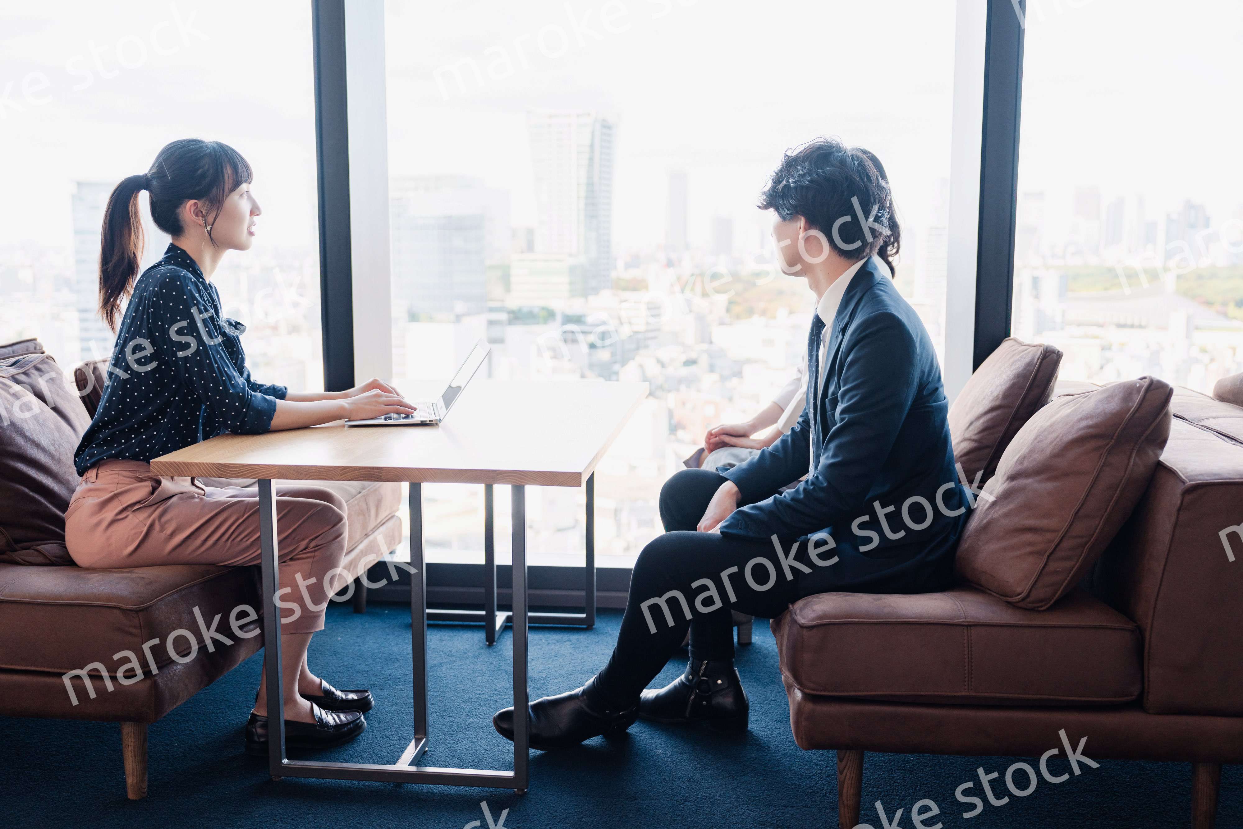 取引先との商談をするビジネスパーソン