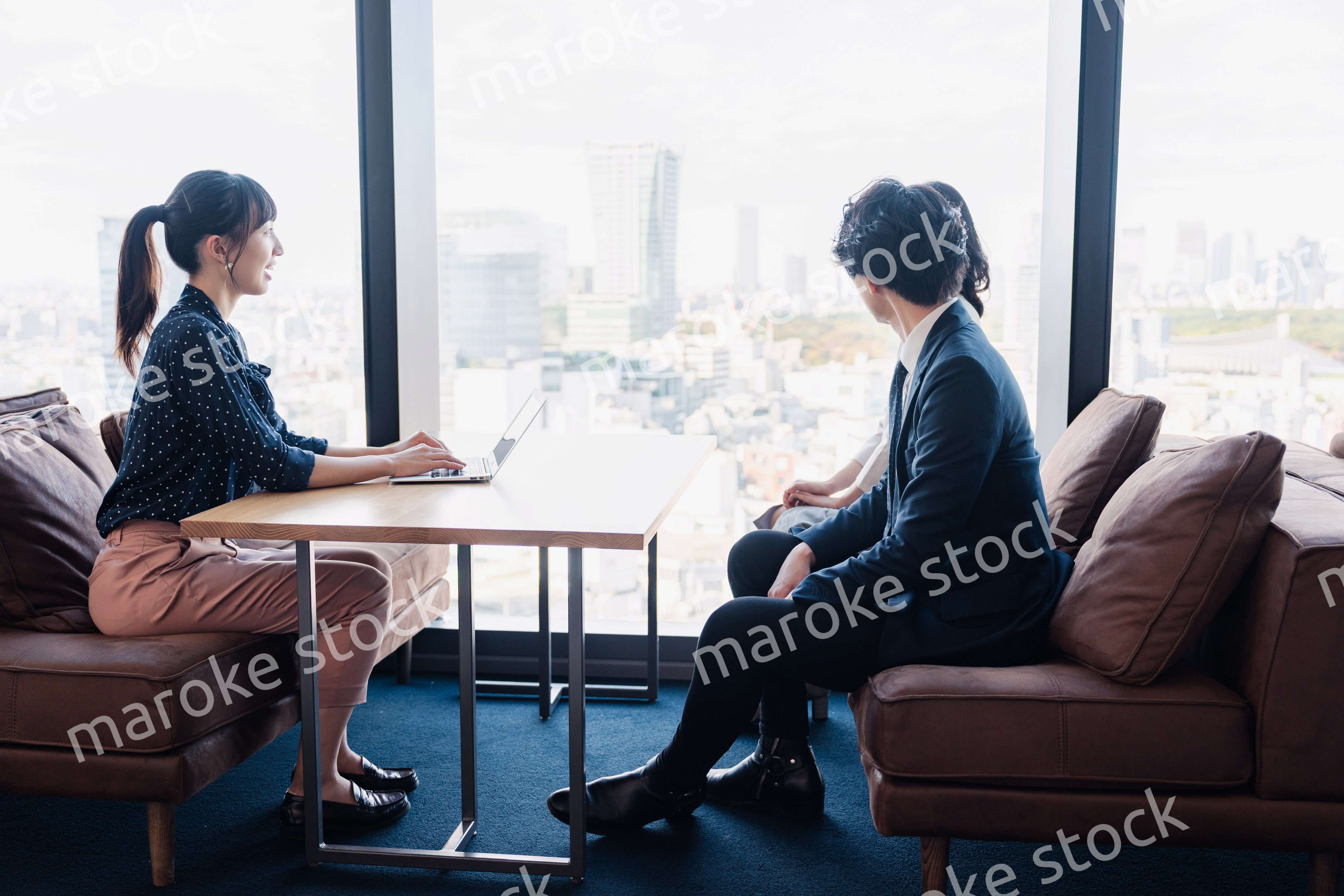 取引先との商談をするビジネスパーソン