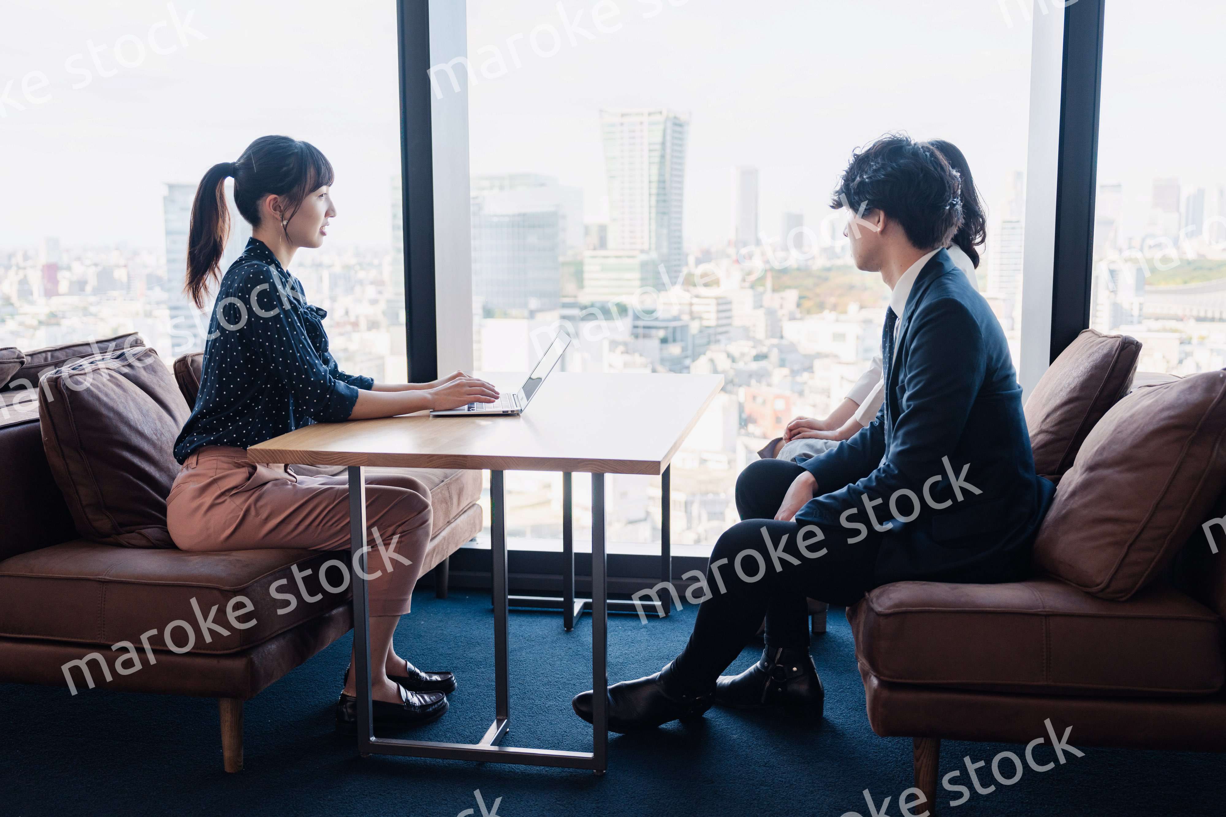 取引先との商談をするビジネスパーソン