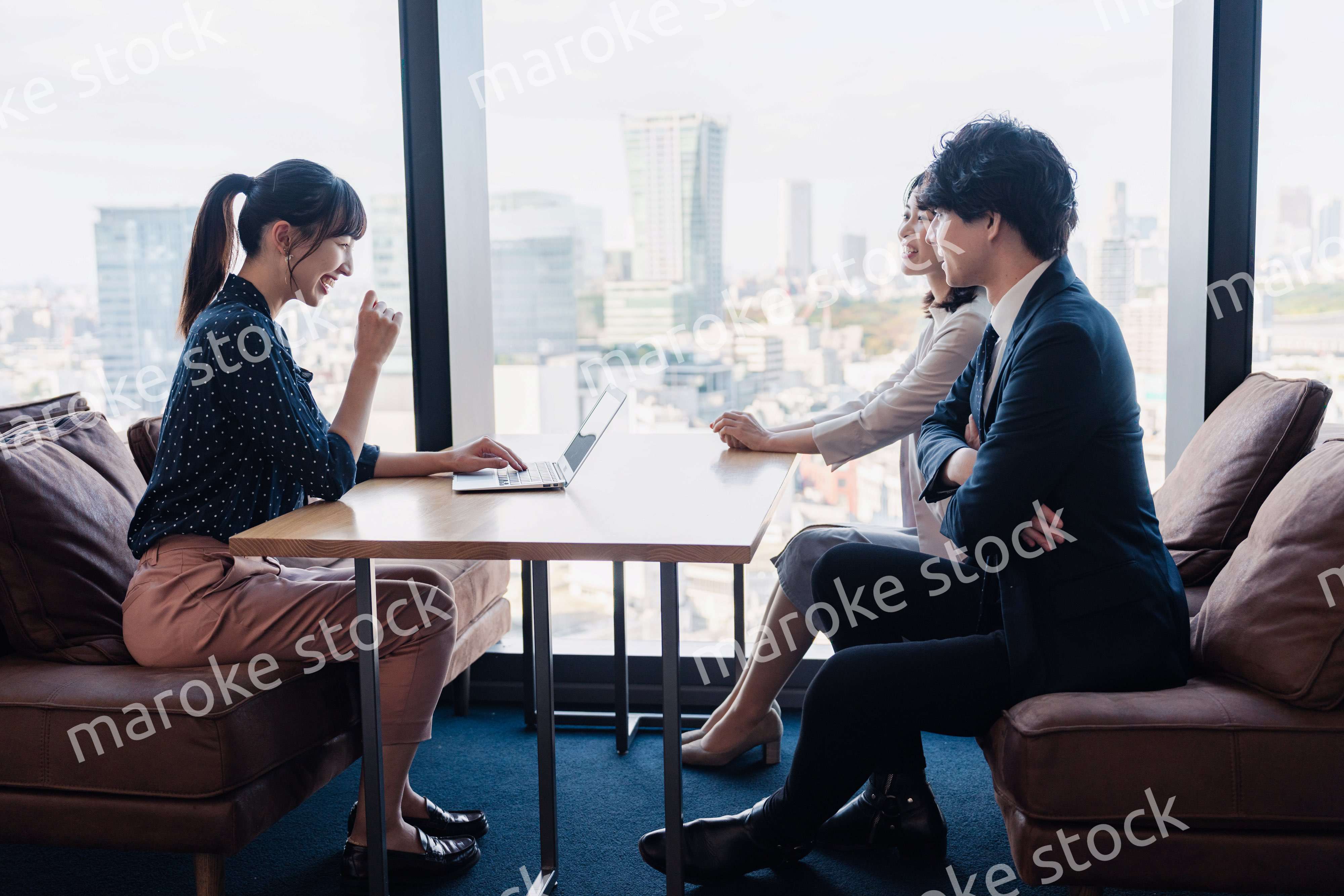 取引先との商談をするビジネスパーソン