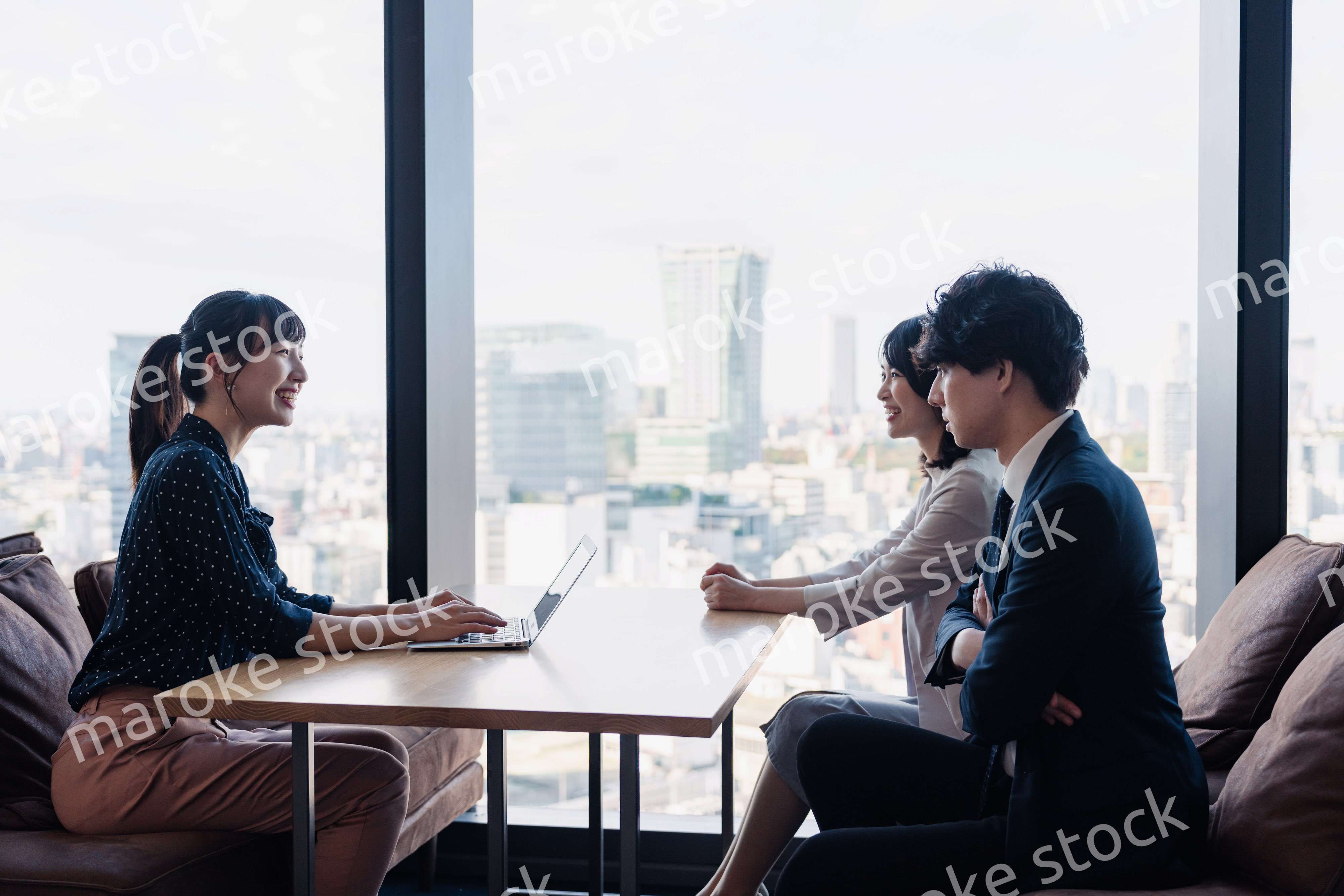 取引先との商談をするビジネスパーソン