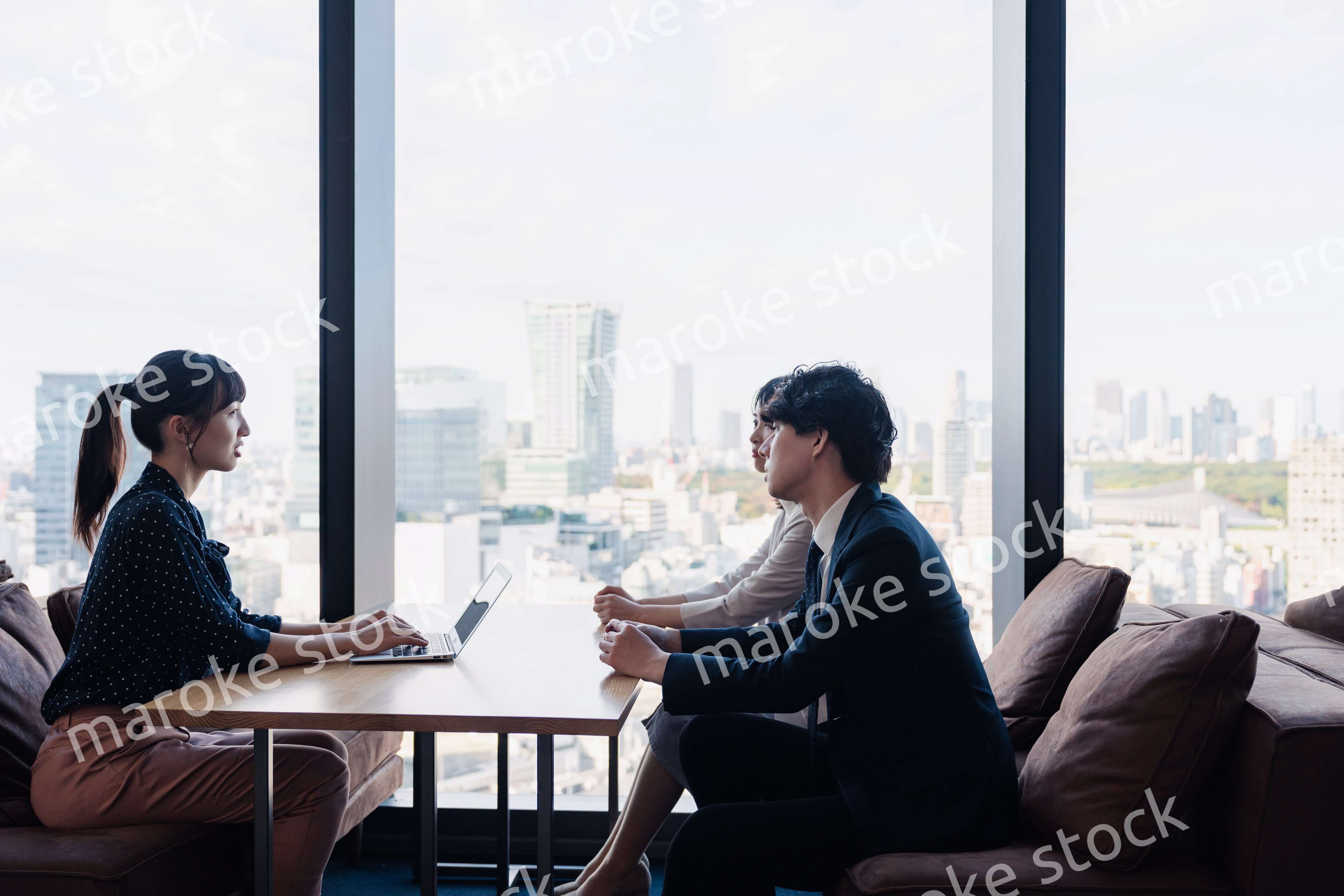 取引先との商談をするビジネスパーソン