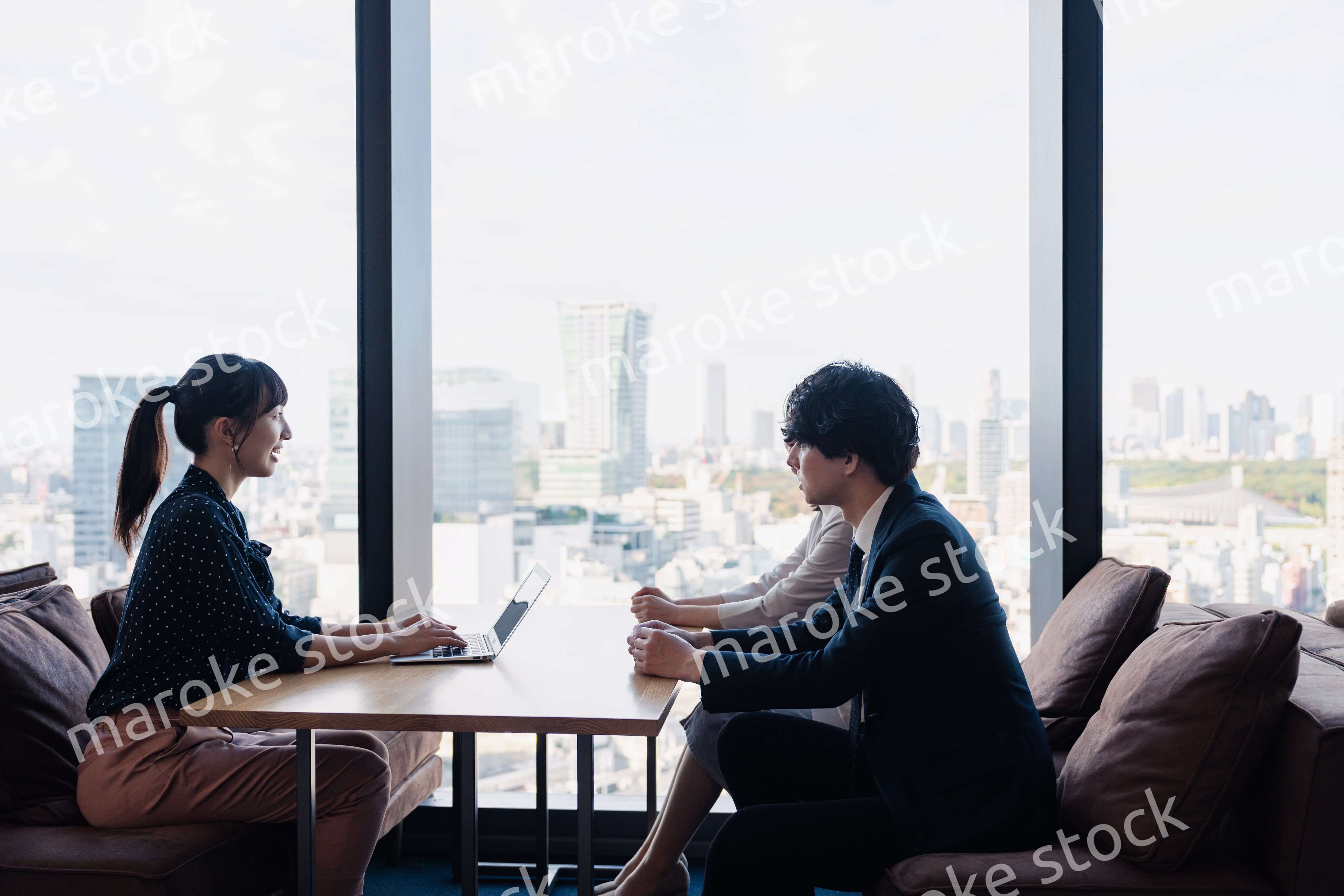 取引先との商談をするビジネスパーソン