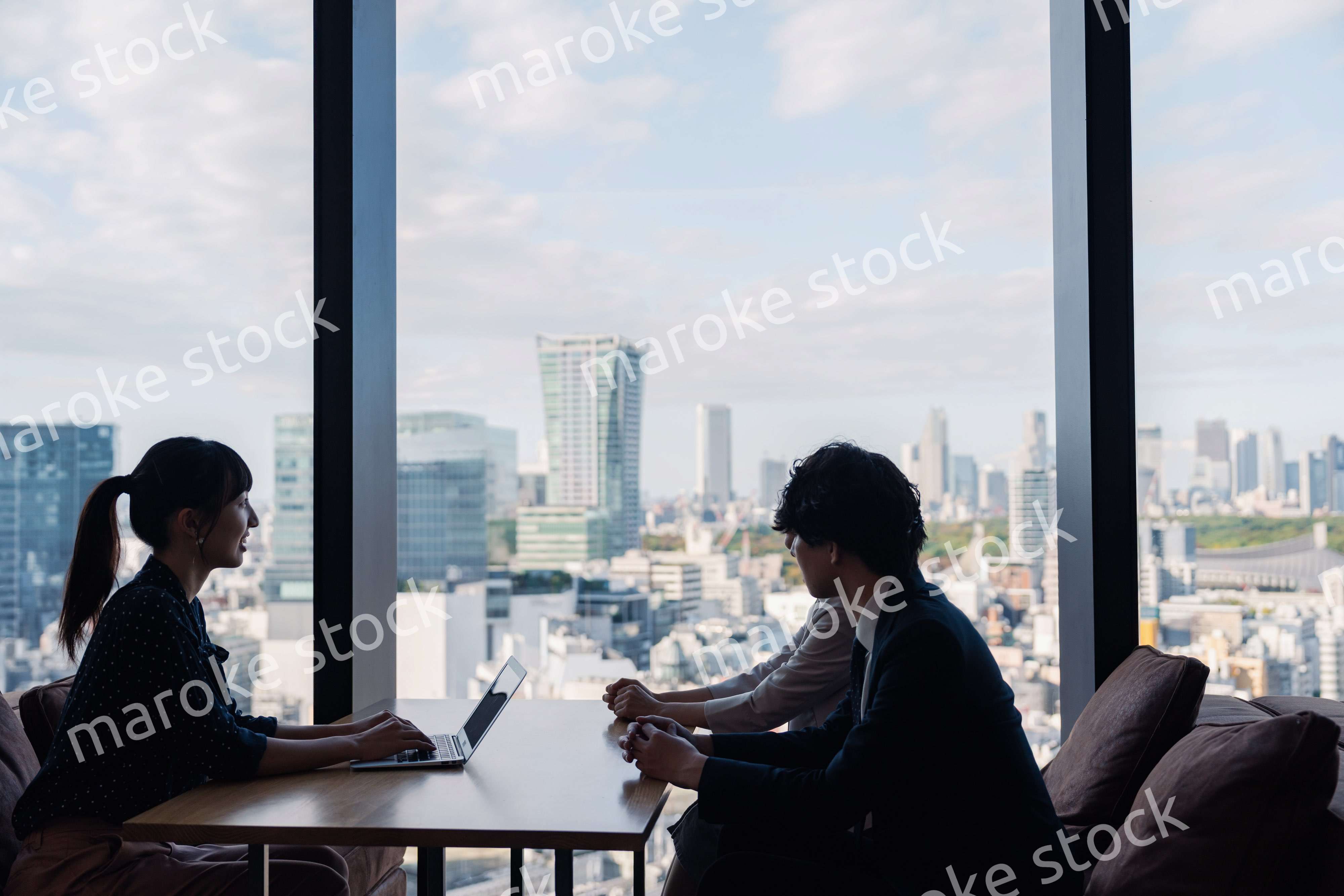 取引先との商談をするビジネスパーソン