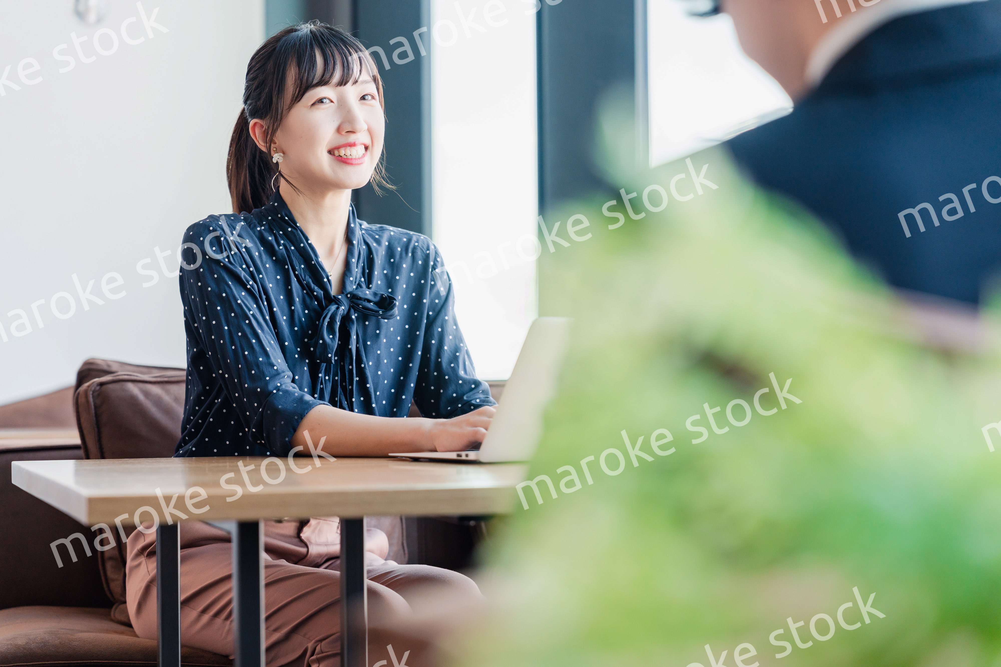 上司と1on1ミーティングをするビジネスウーマン