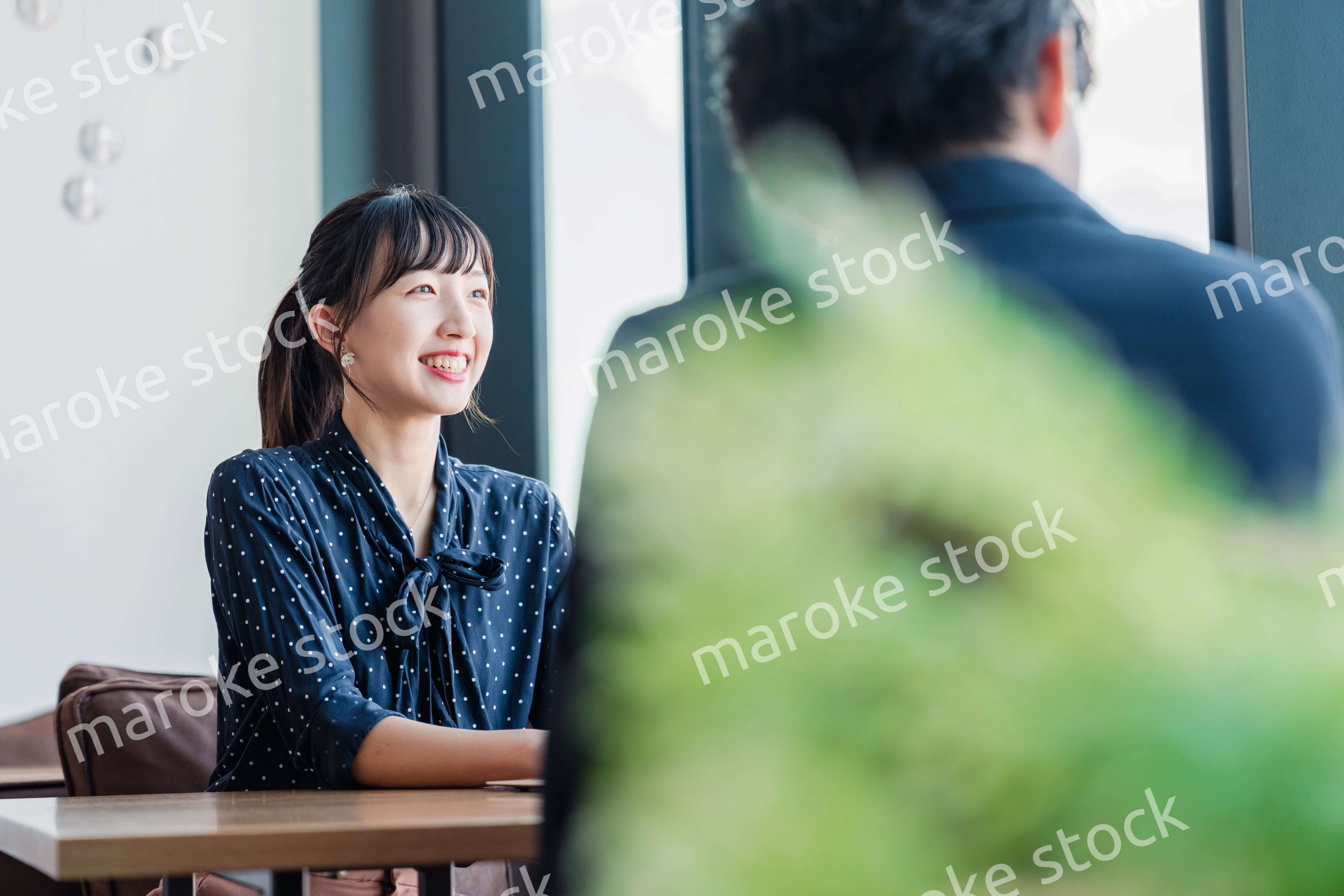 上司と1on1ミーティングをするビジネスウーマン