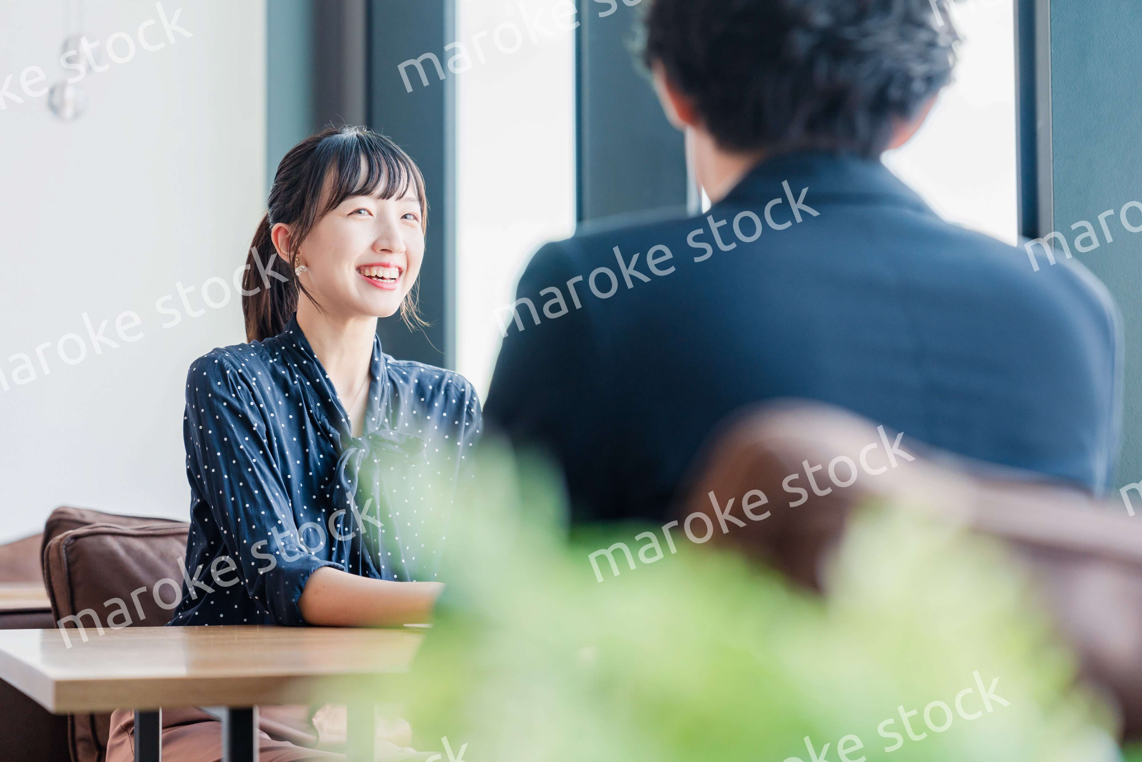 上司と1on1ミーティングをするビジネスウーマン