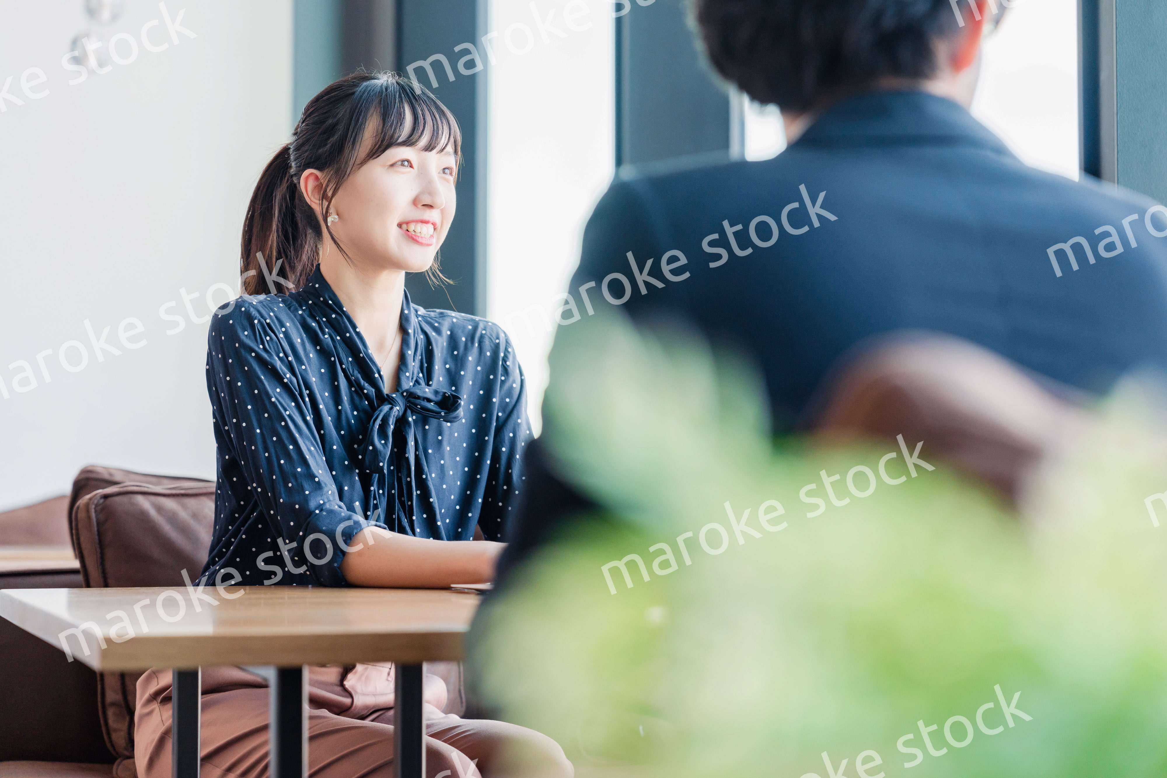 上司と1on1ミーティングをするビジネスウーマン