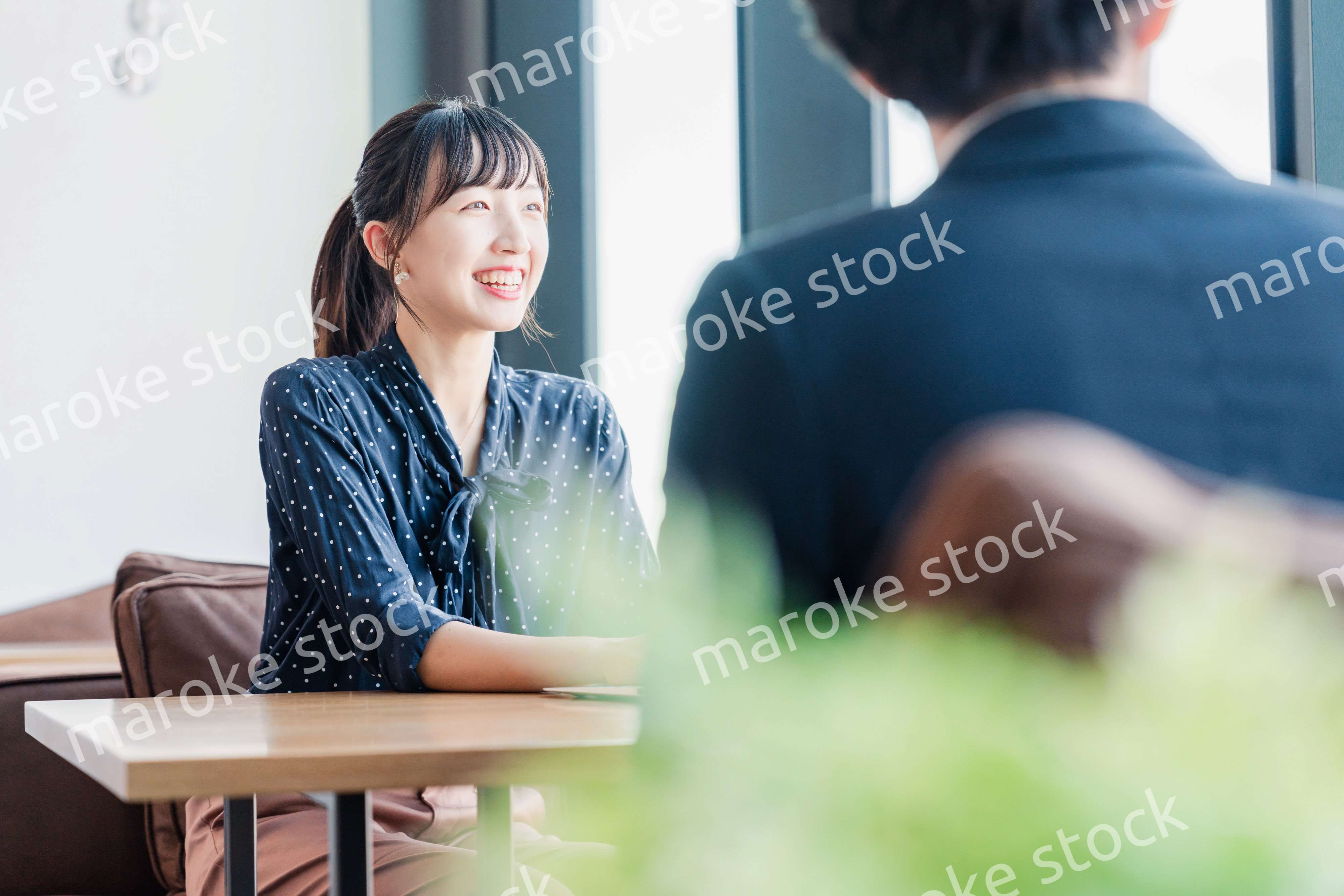 上司と1on1ミーティングをするビジネスウーマン