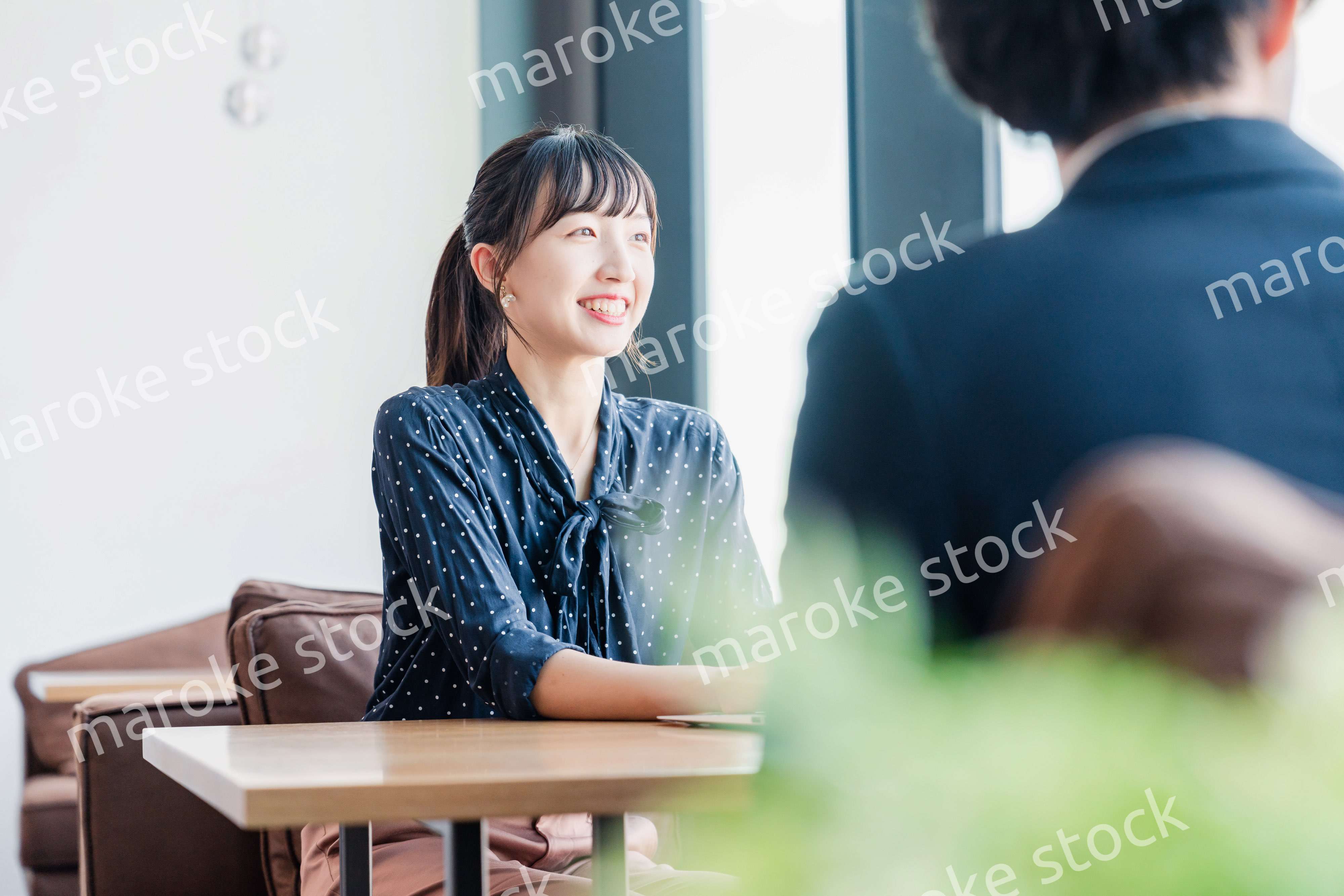 上司と1on1ミーティングをするビジネスウーマン