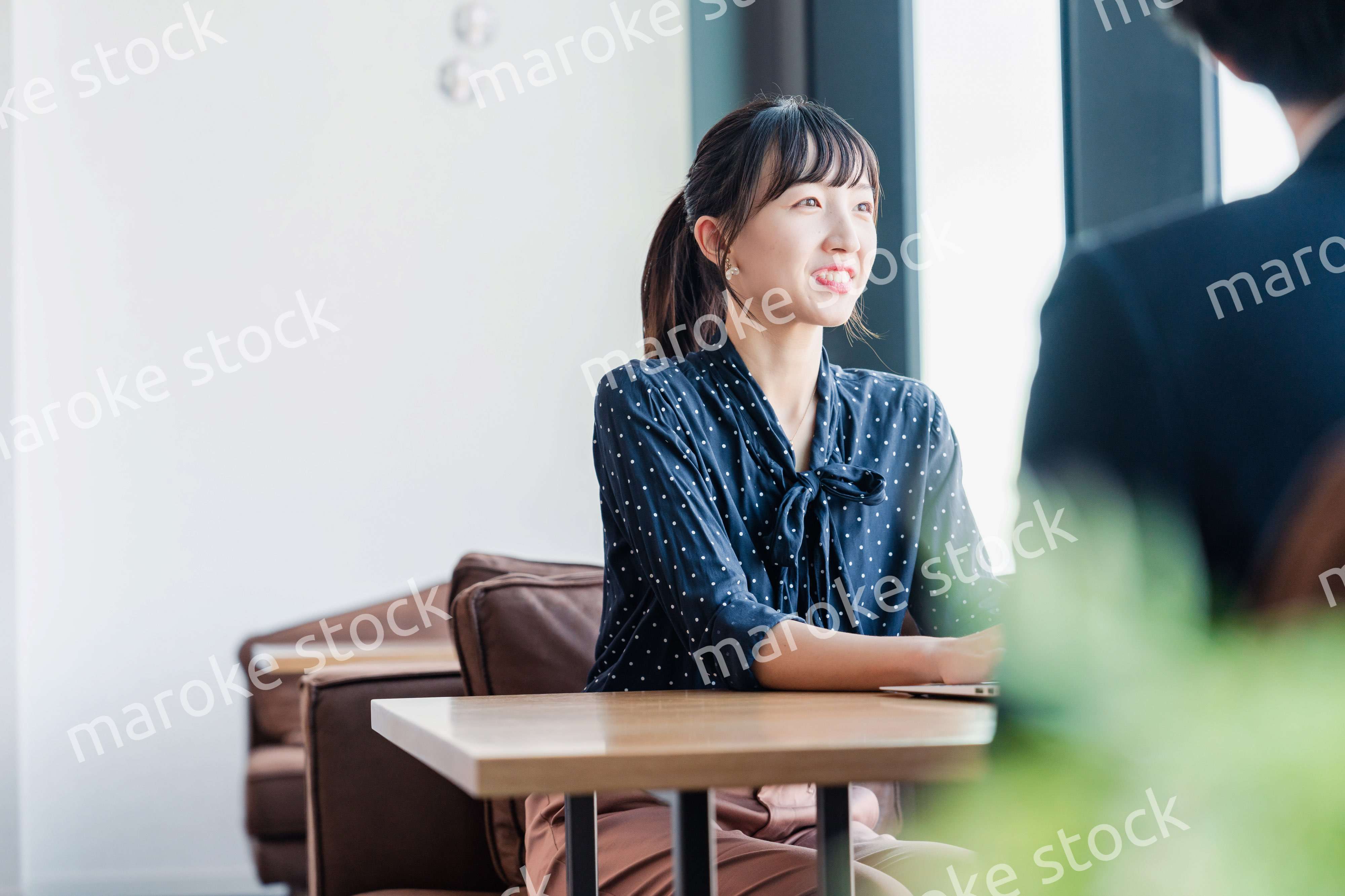 上司と1on1ミーティングをするビジネスウーマン