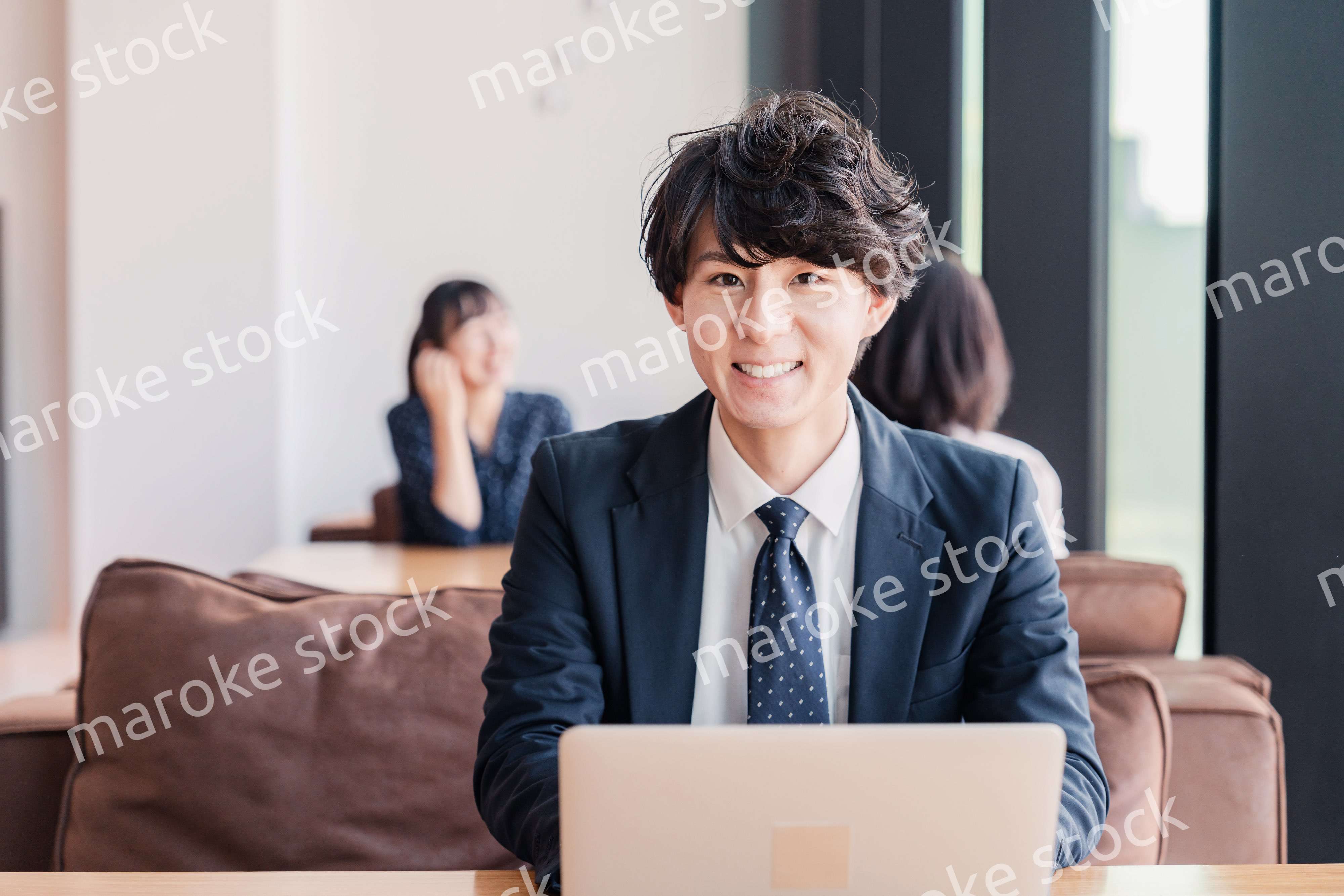 オフィスで笑顔で働くビジネスマン