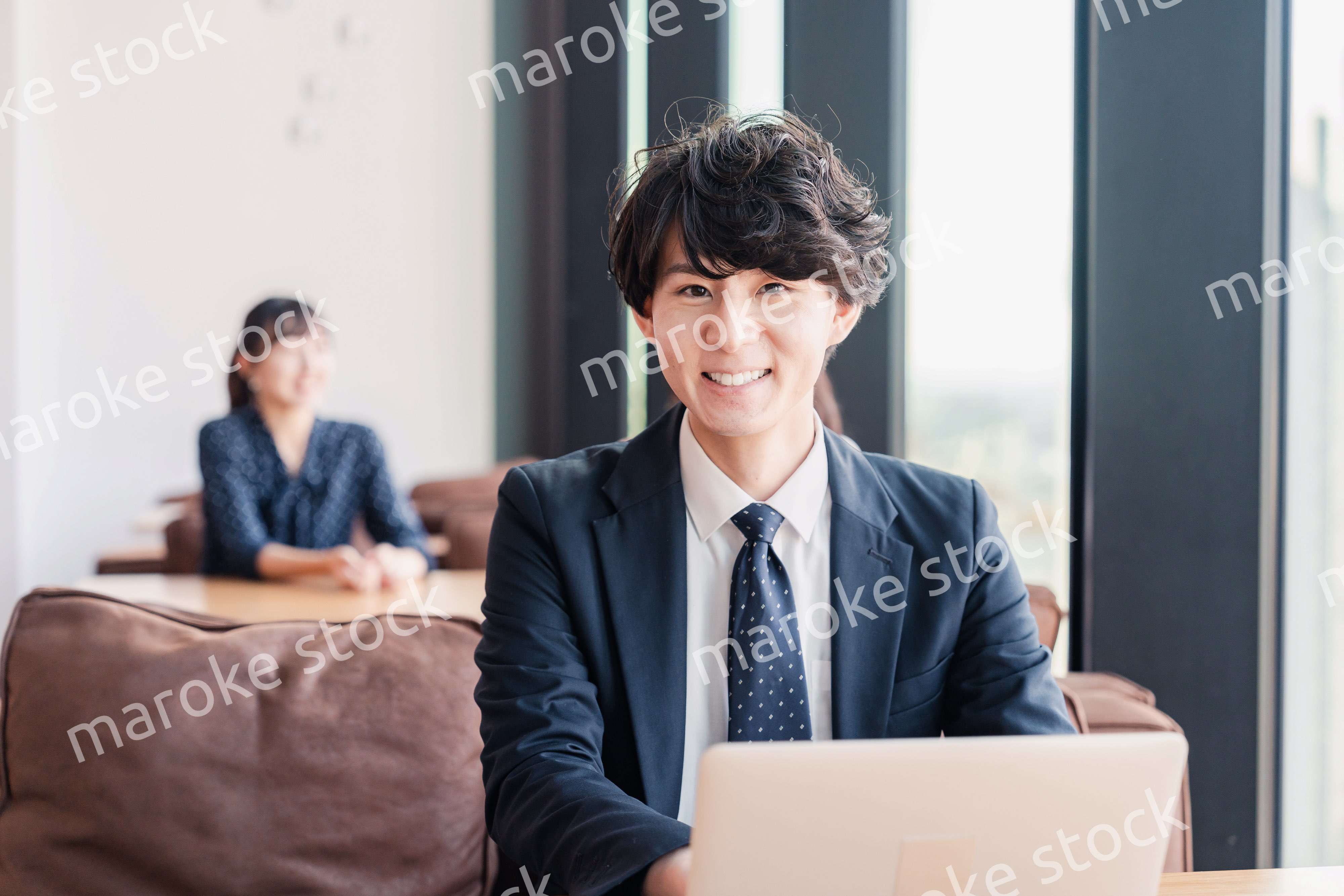 オフィスで笑顔で働くビジネスマン
