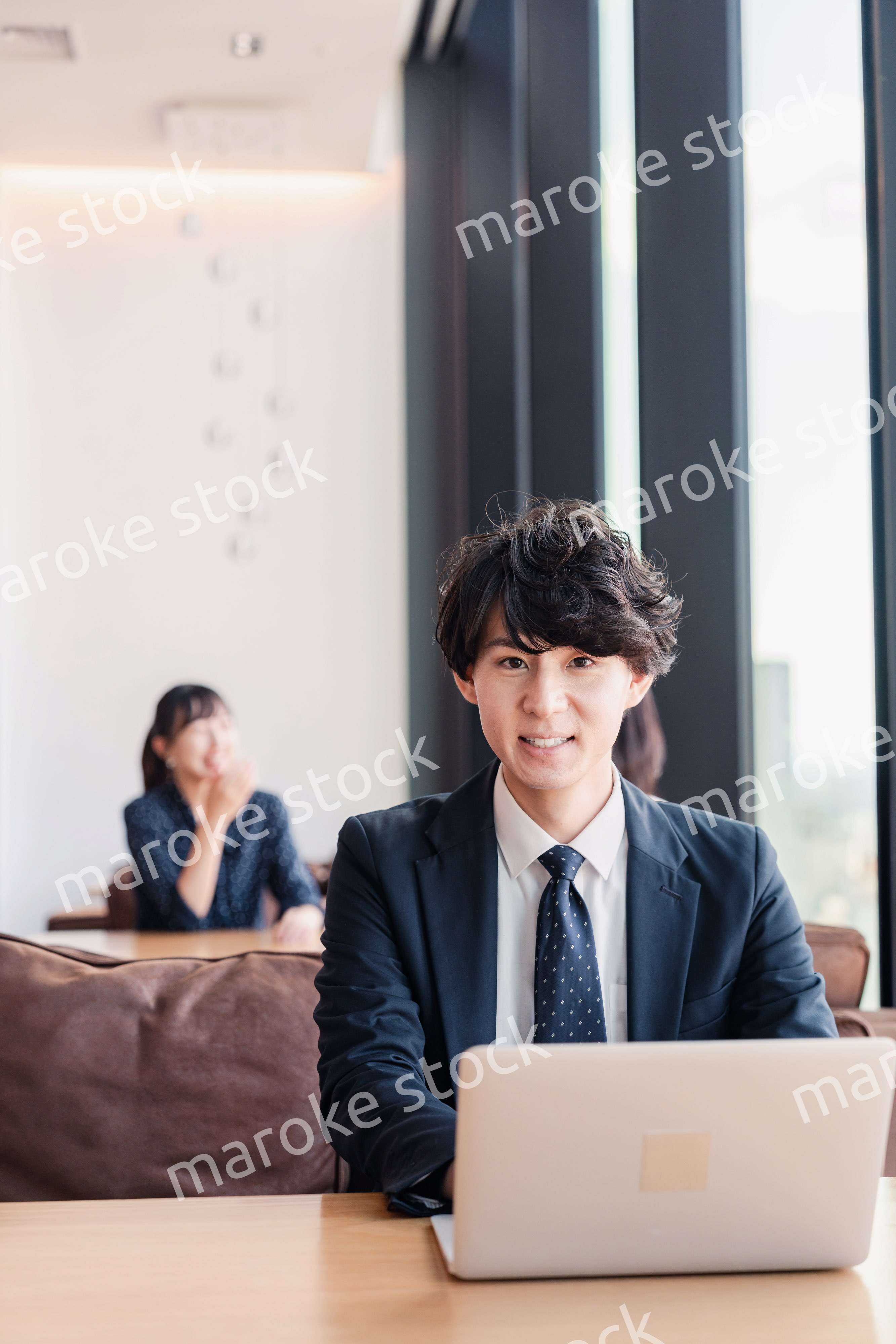 オフィスで笑顔で働くビジネスマン