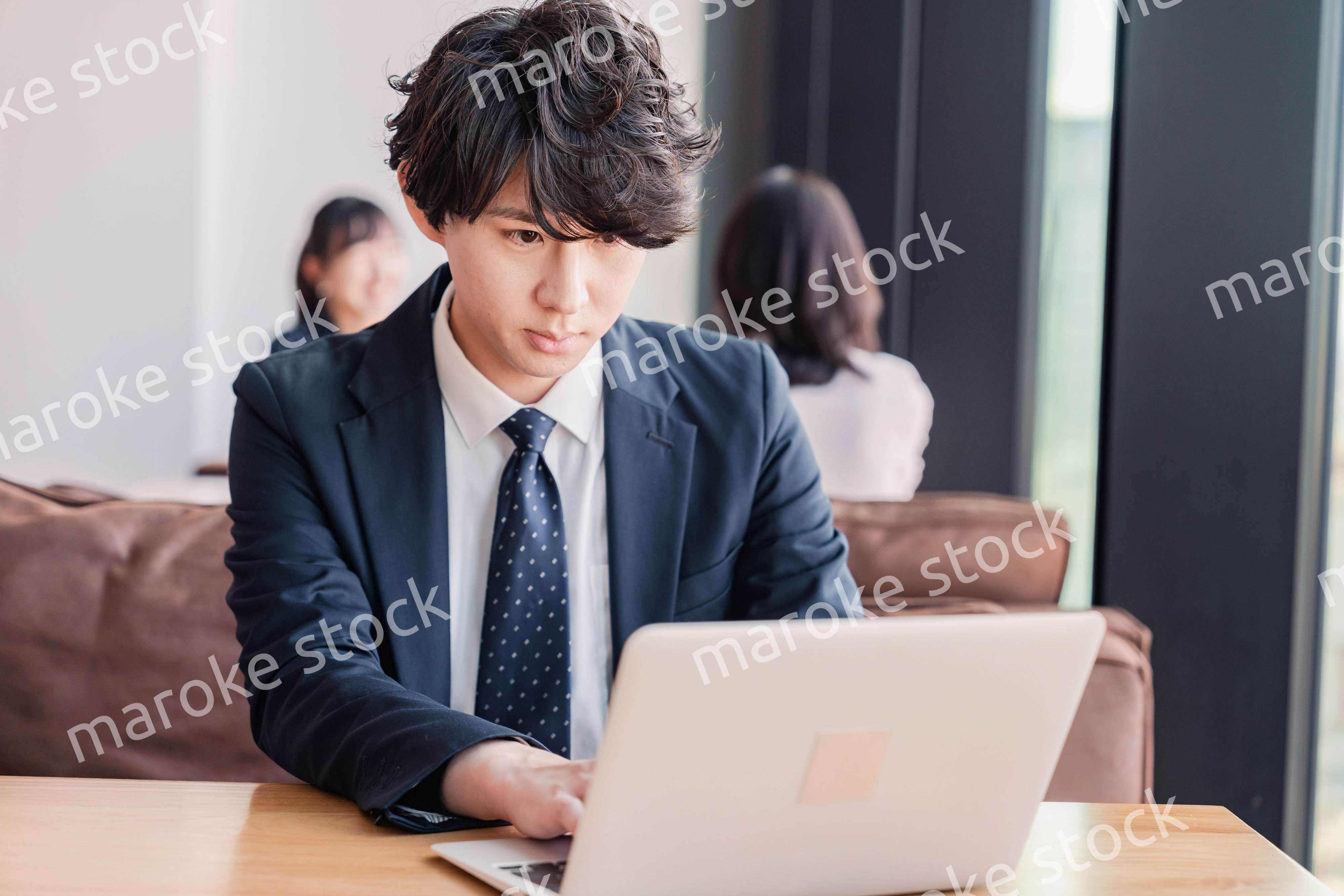 オフィスで笑顔で働くビジネスマン