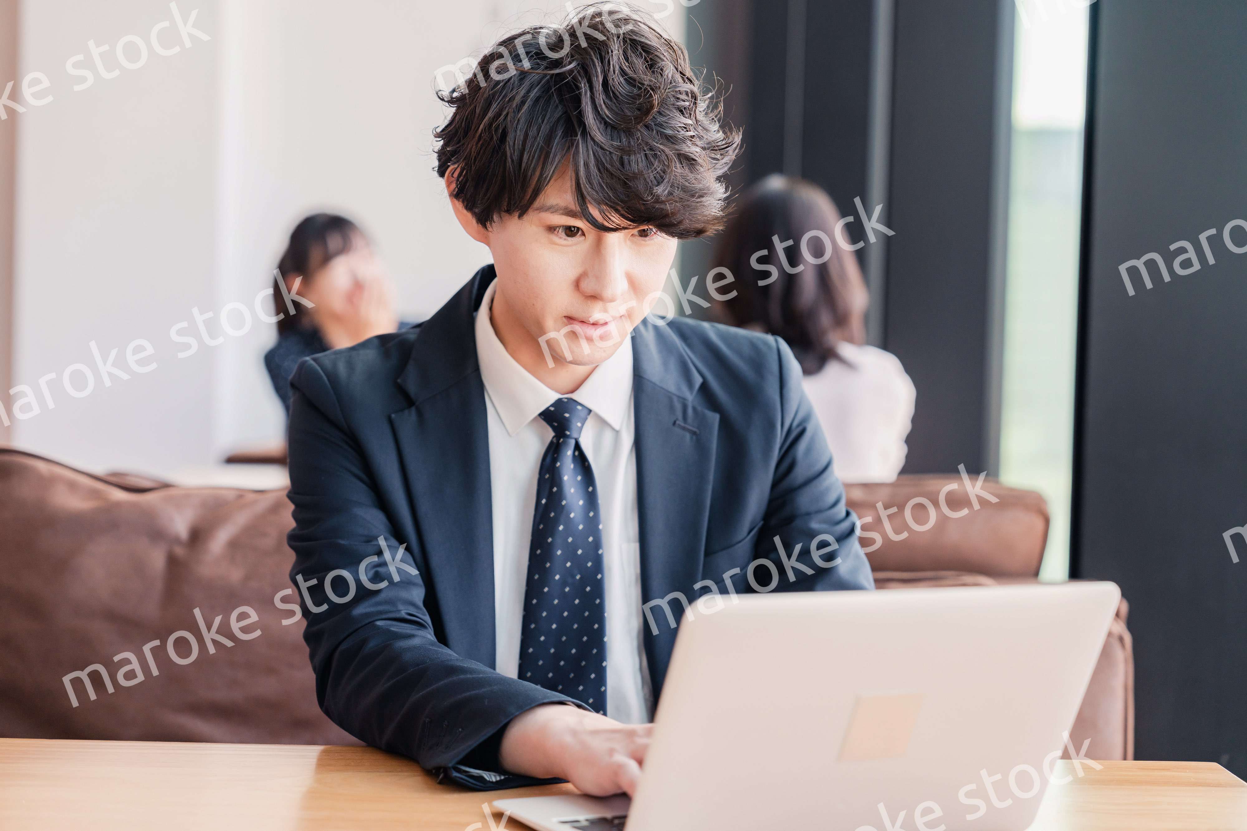 オフィスで笑顔で働くビジネスマン