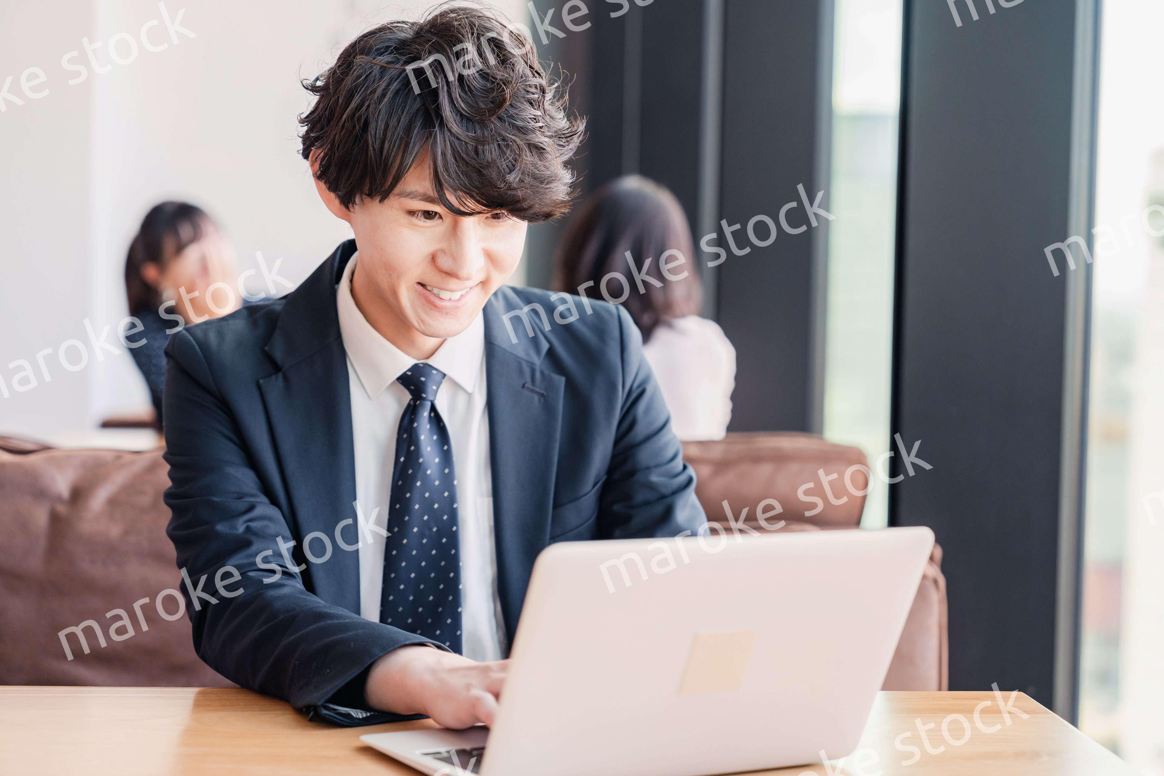 オフィスで笑顔で働くビジネスマン