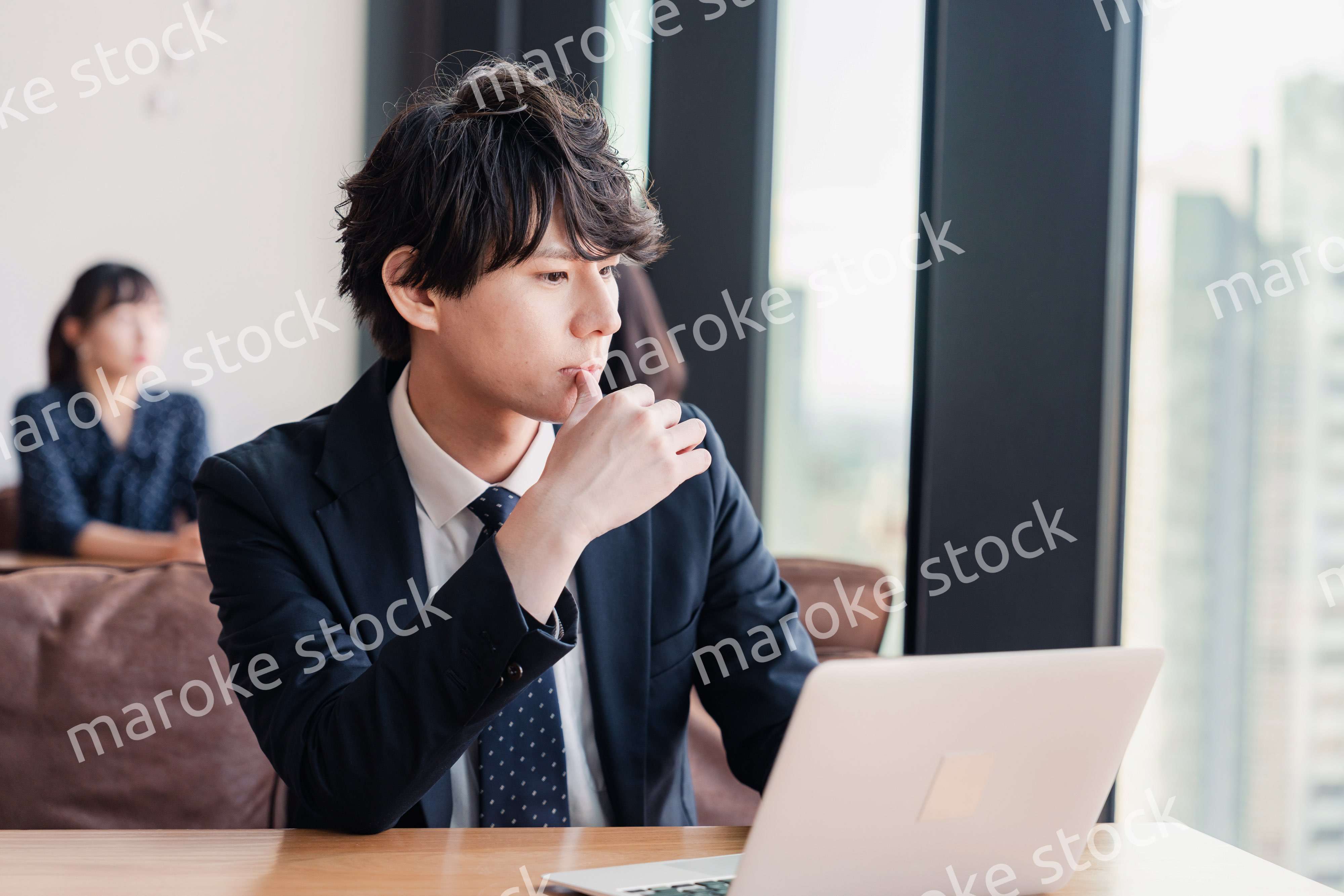 オフィスで笑顔で働くビジネスマン