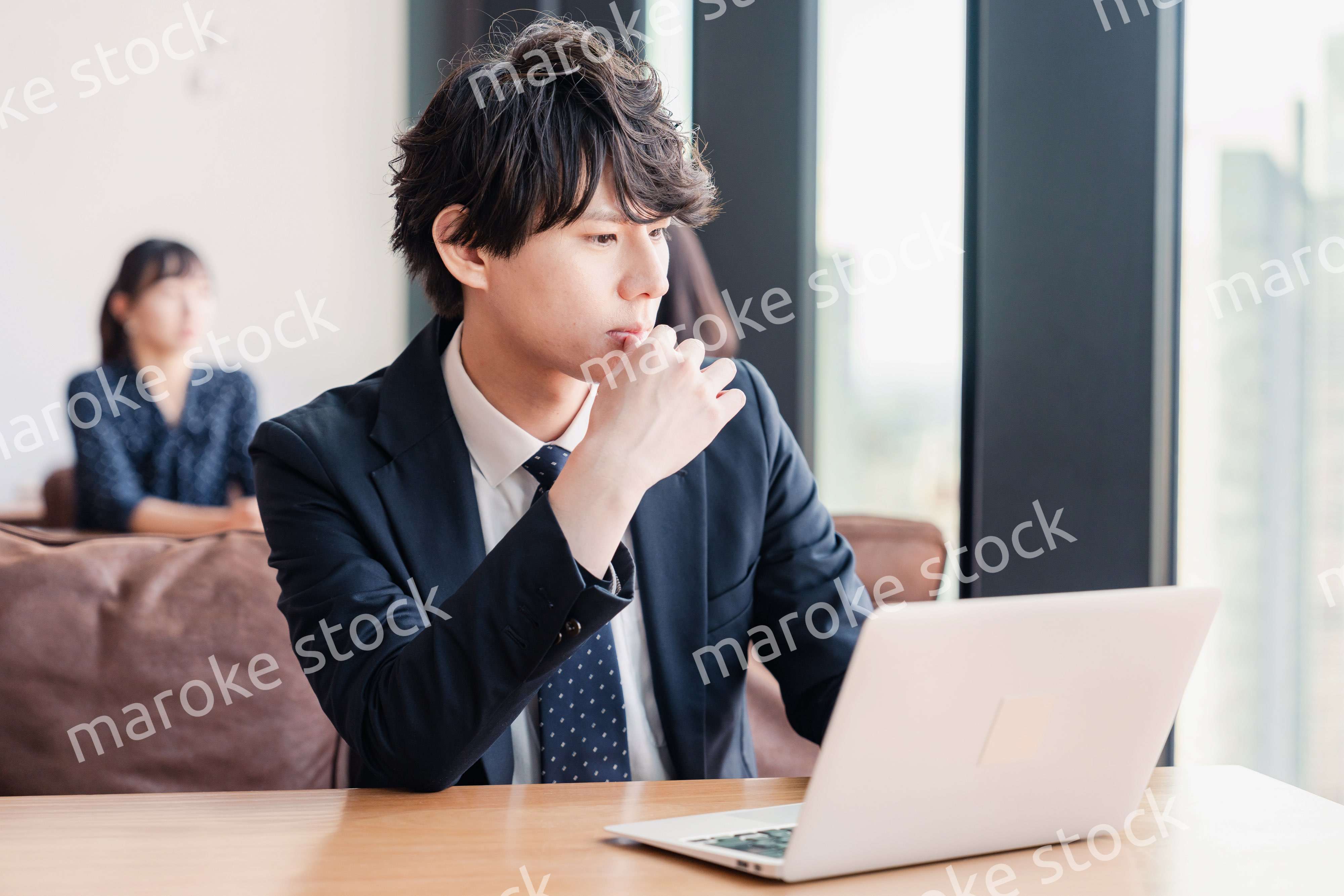 オフィスで笑顔で働くビジネスマン