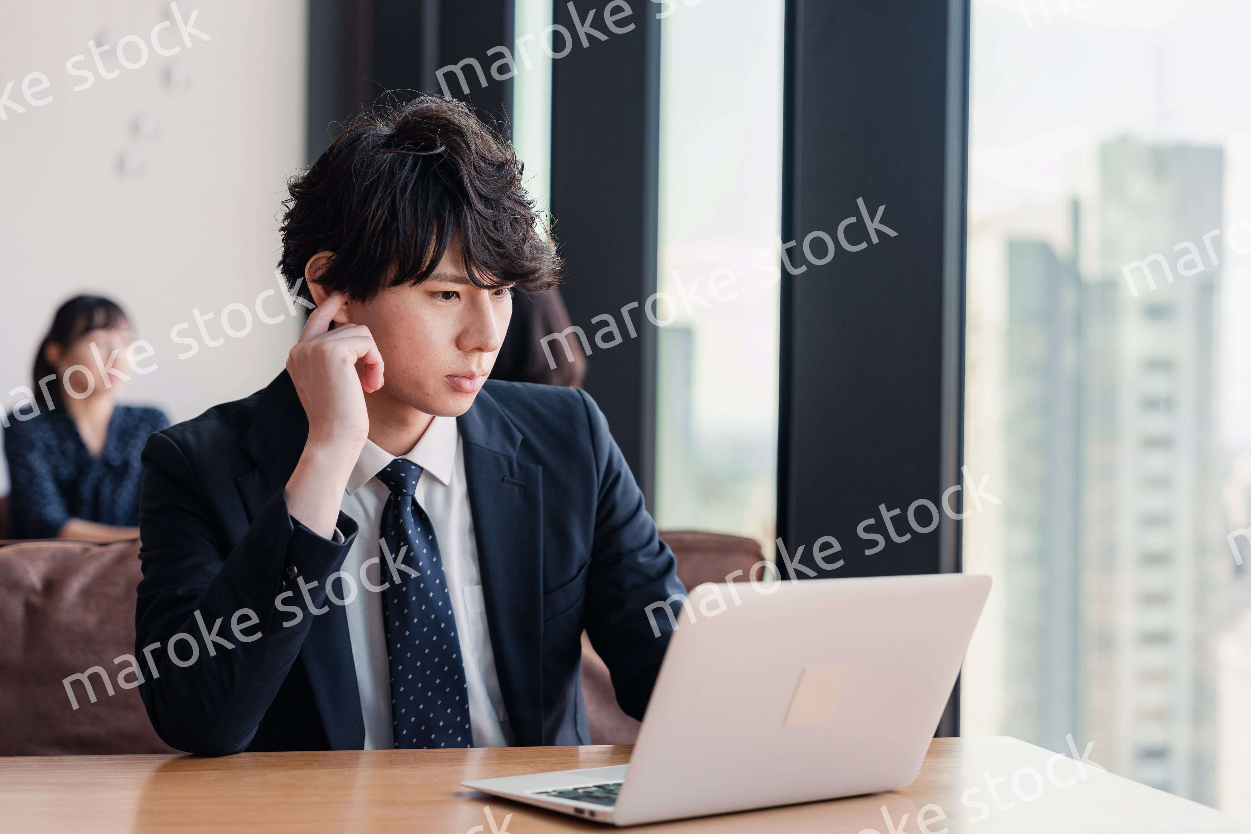 オフィスで笑顔で働くビジネスマン