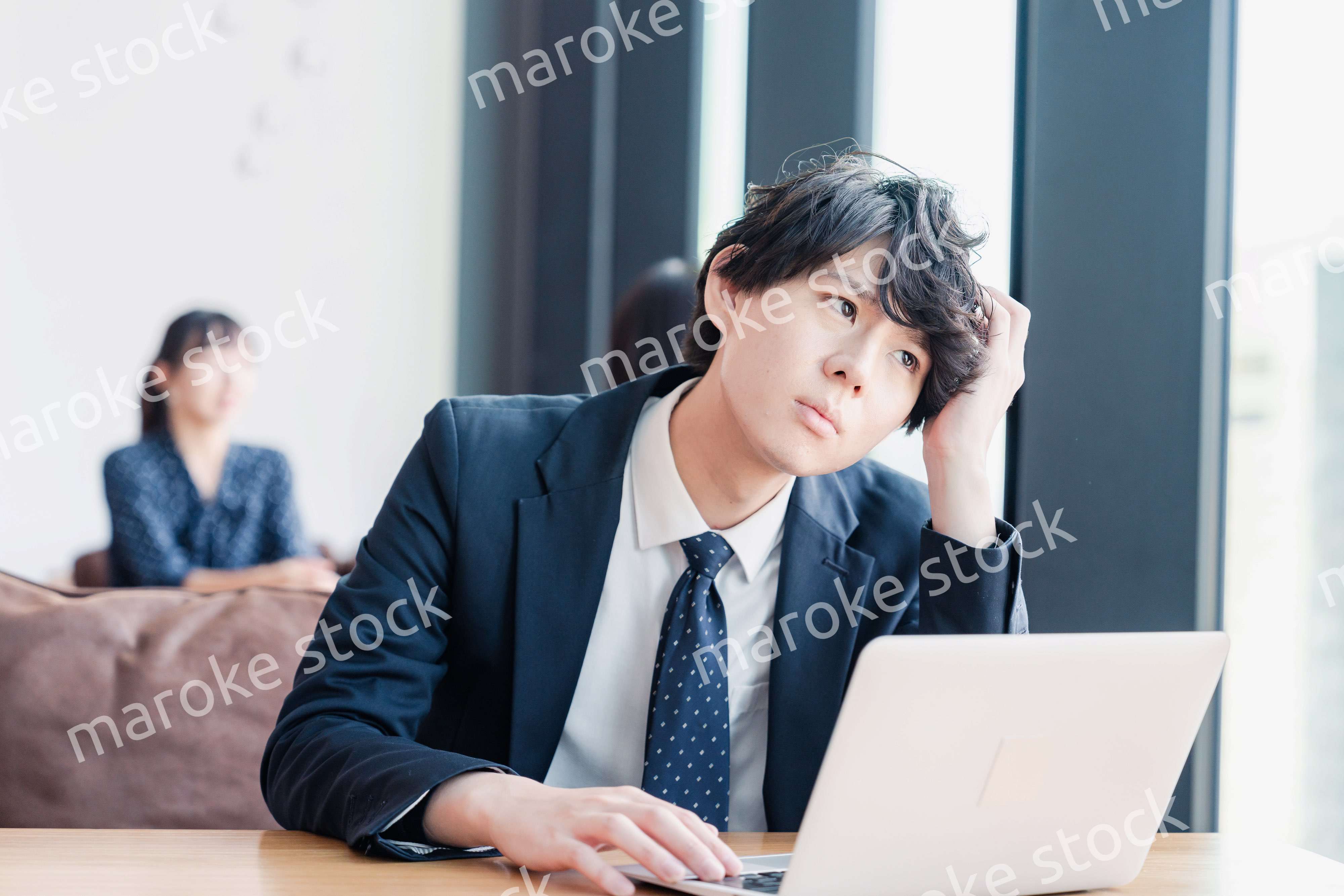 オフィスで頭を抱えるビジネスマン