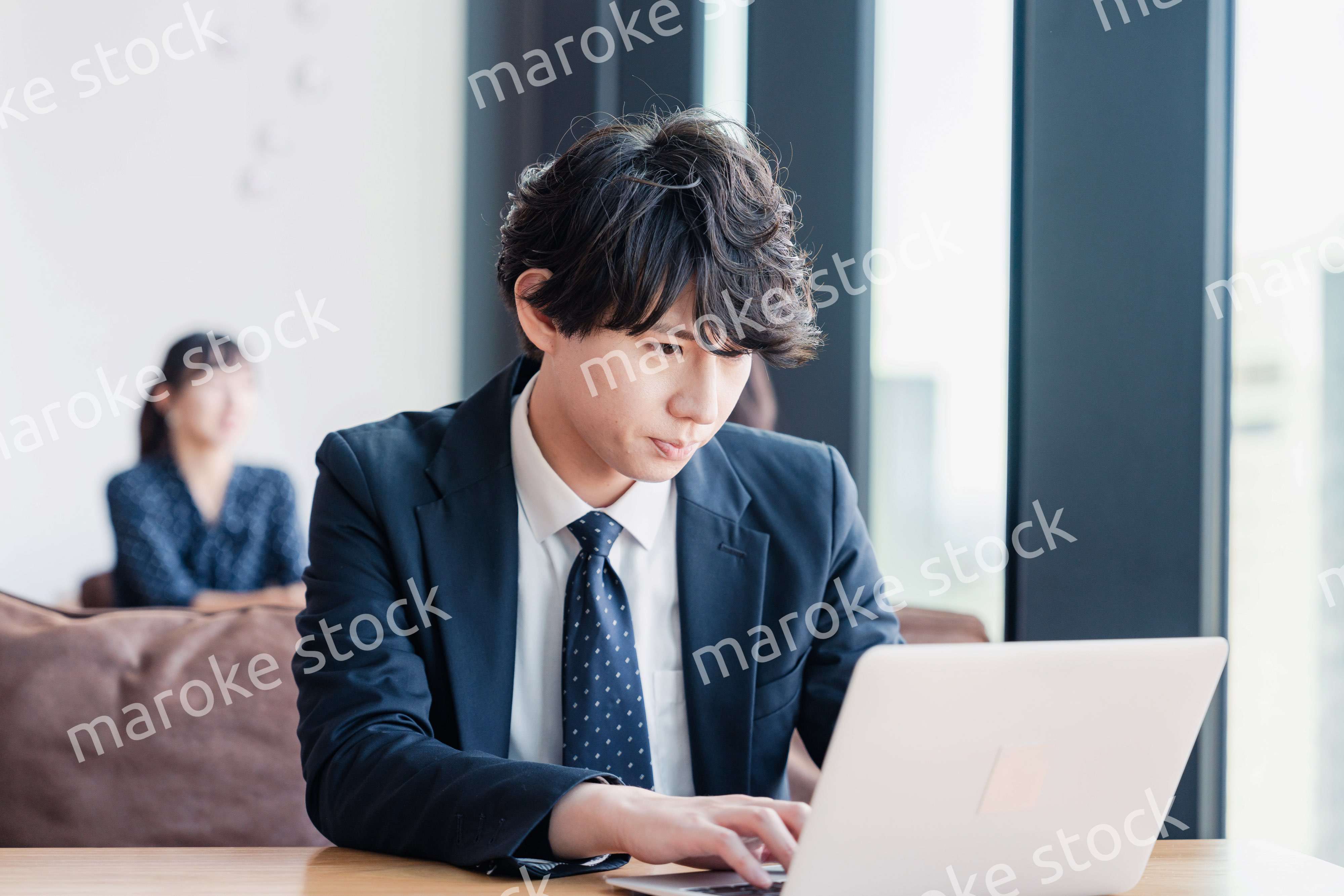 オフィスで頭を抱えるビジネスマン