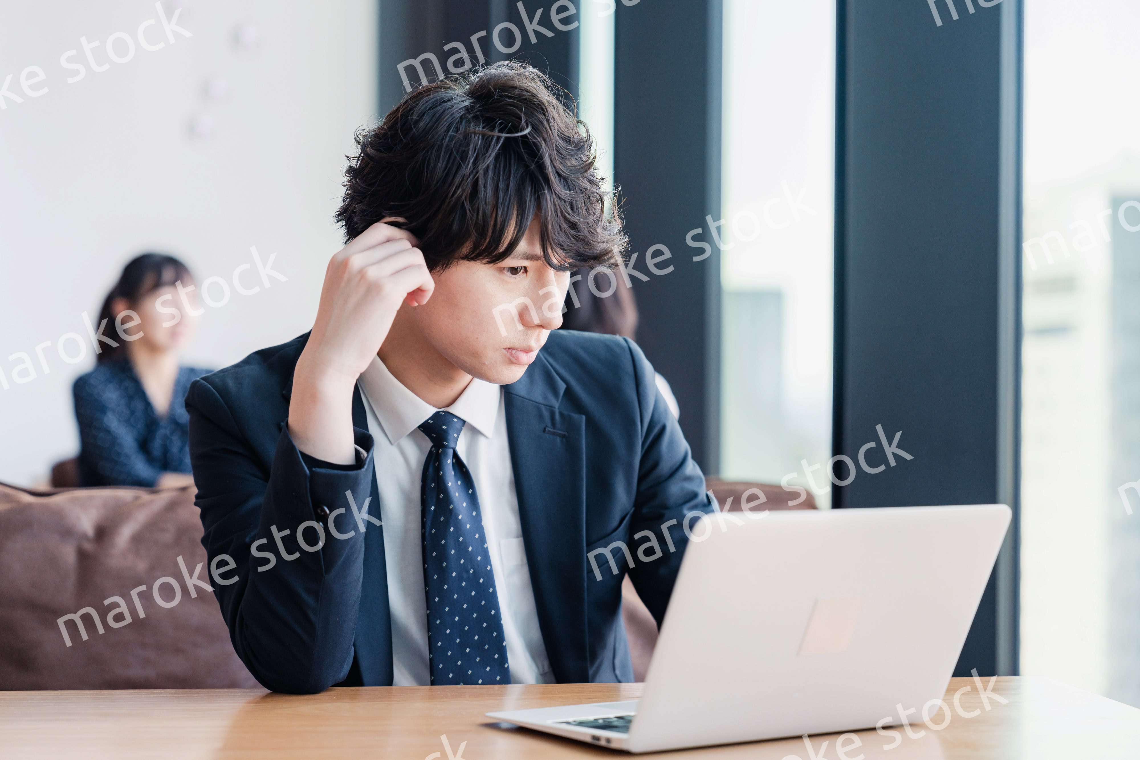 オフィスで頭を抱えるビジネスマン