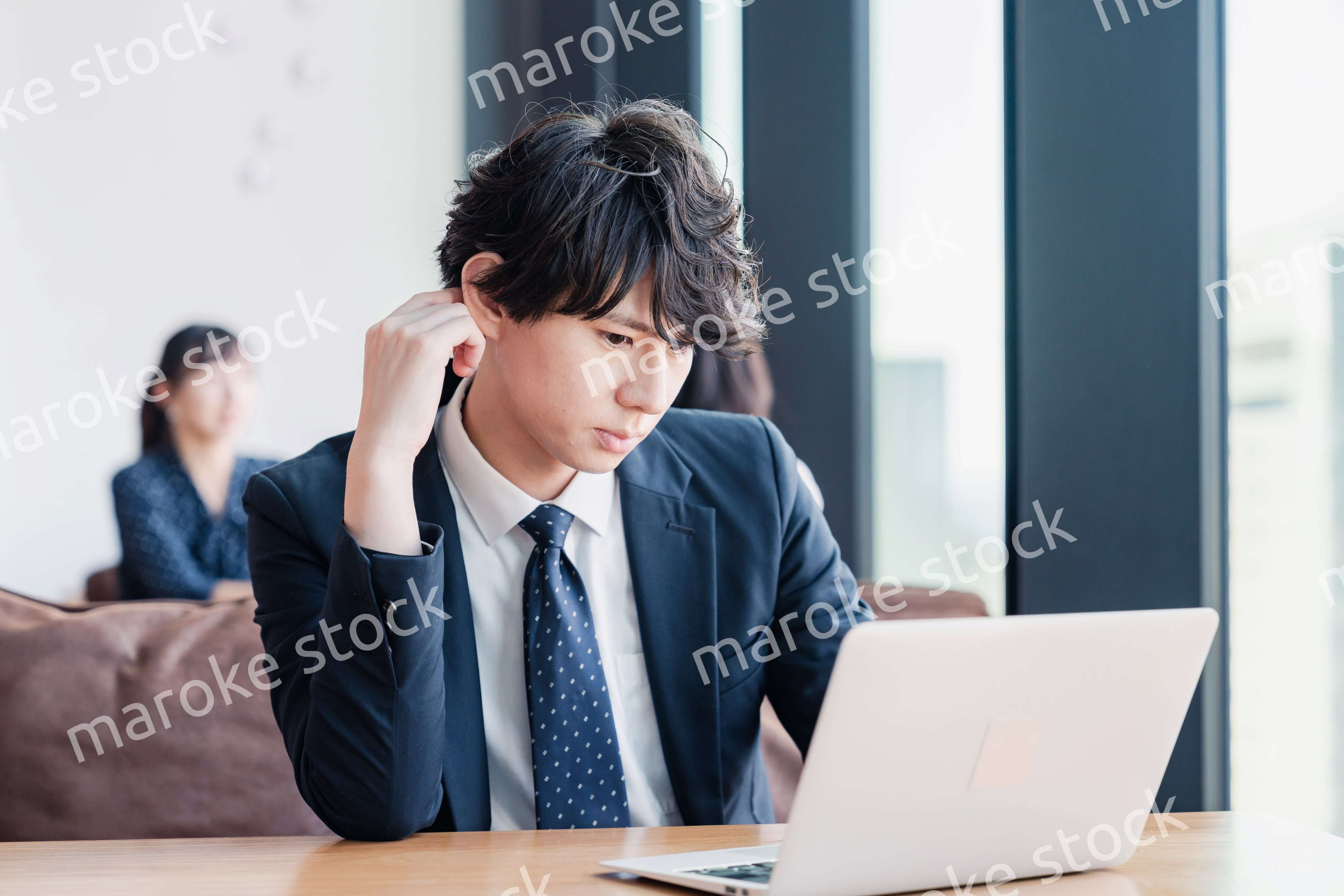 オフィスで頭を抱えるビジネスマン