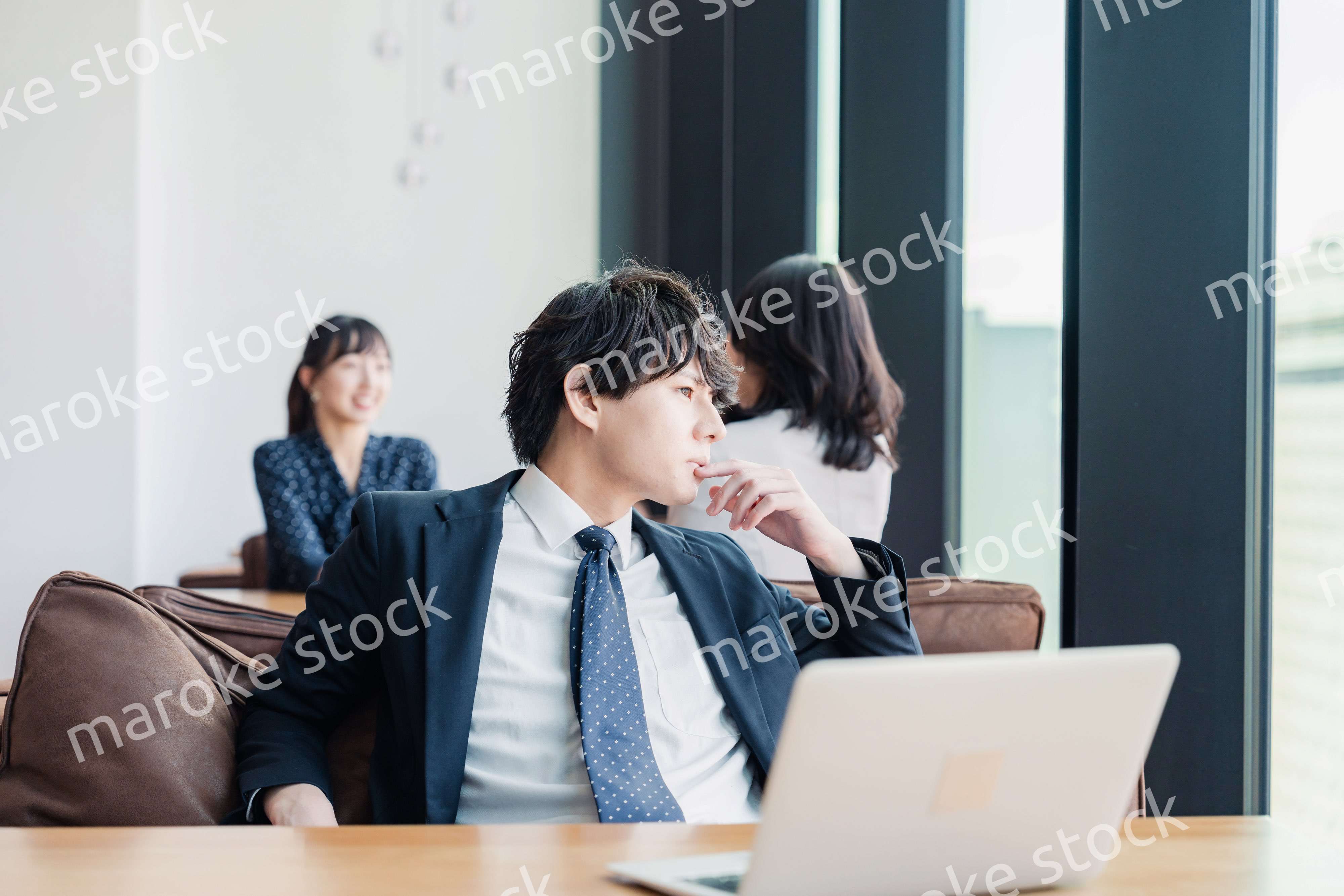 カフェで仕事をサボる営業マン