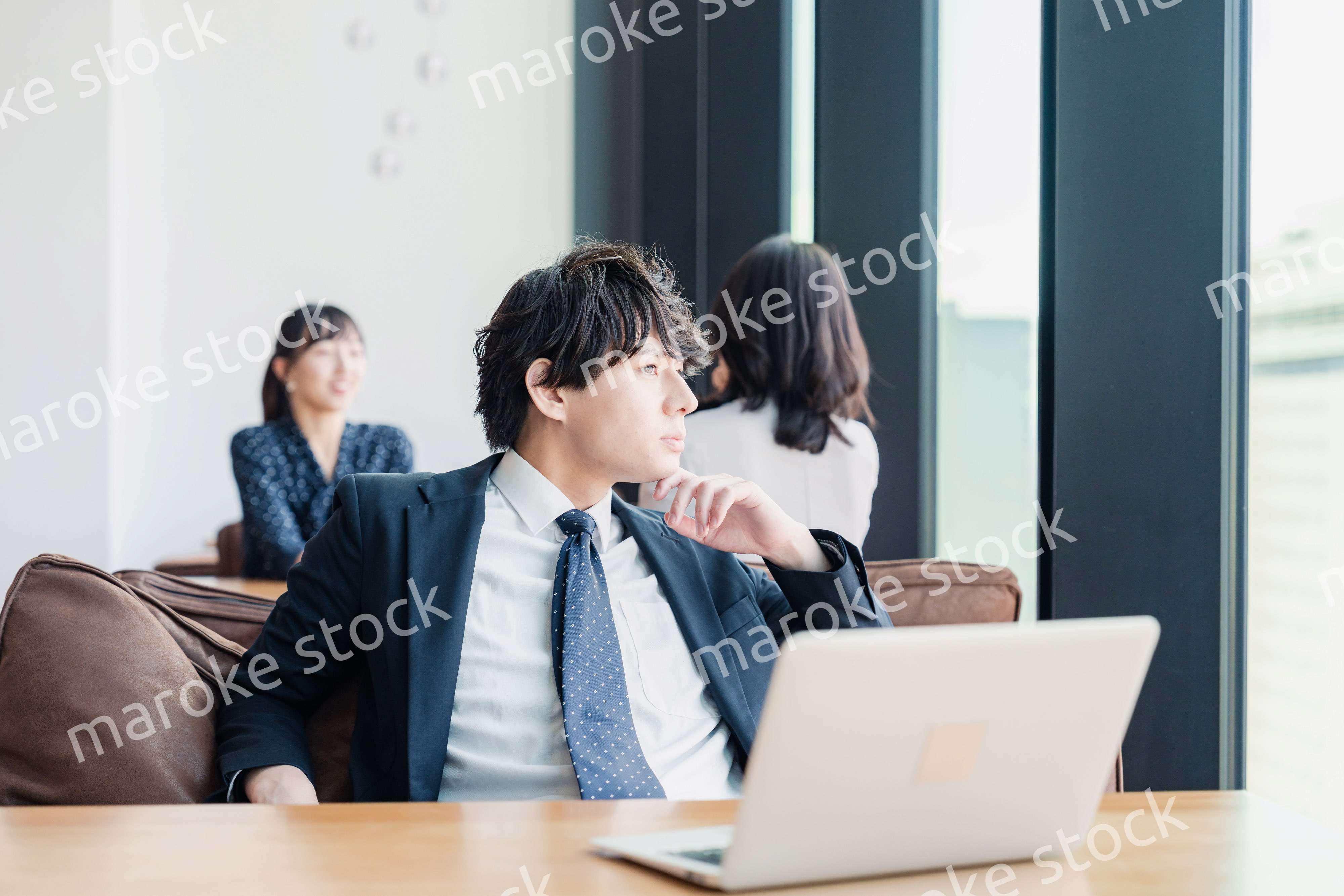 カフェで仕事をサボる営業マン