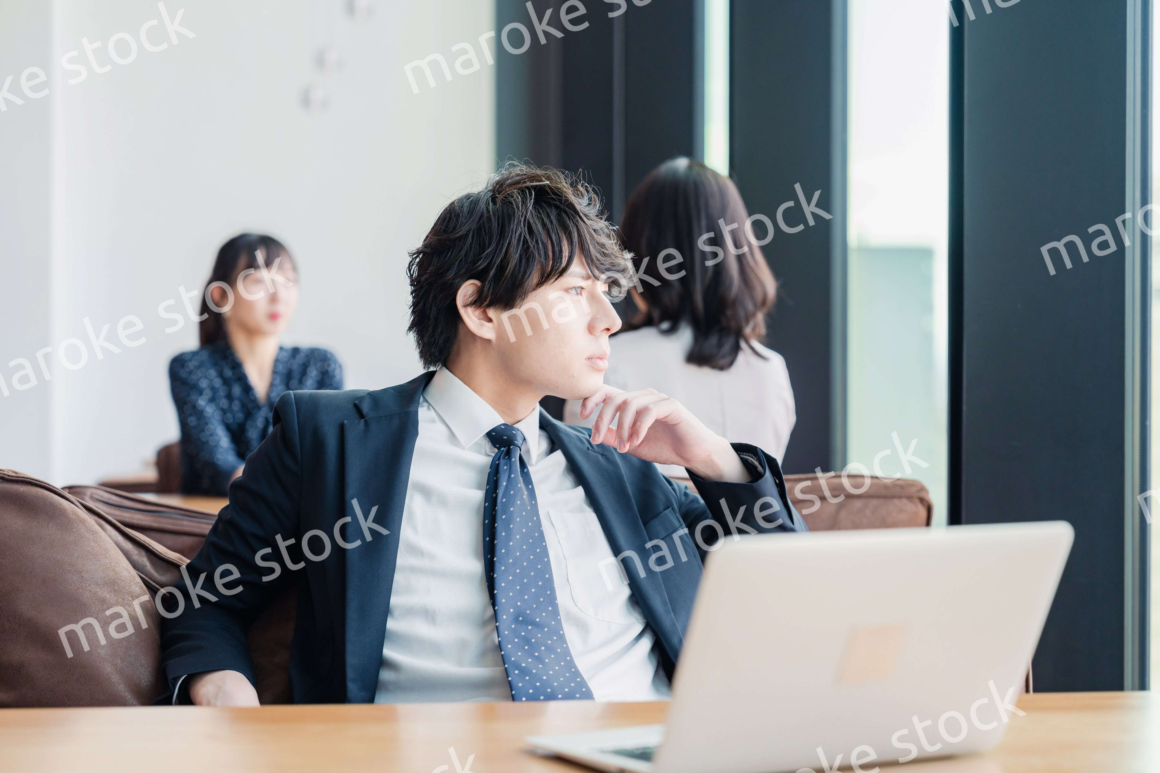 カフェで仕事をサボる営業マン