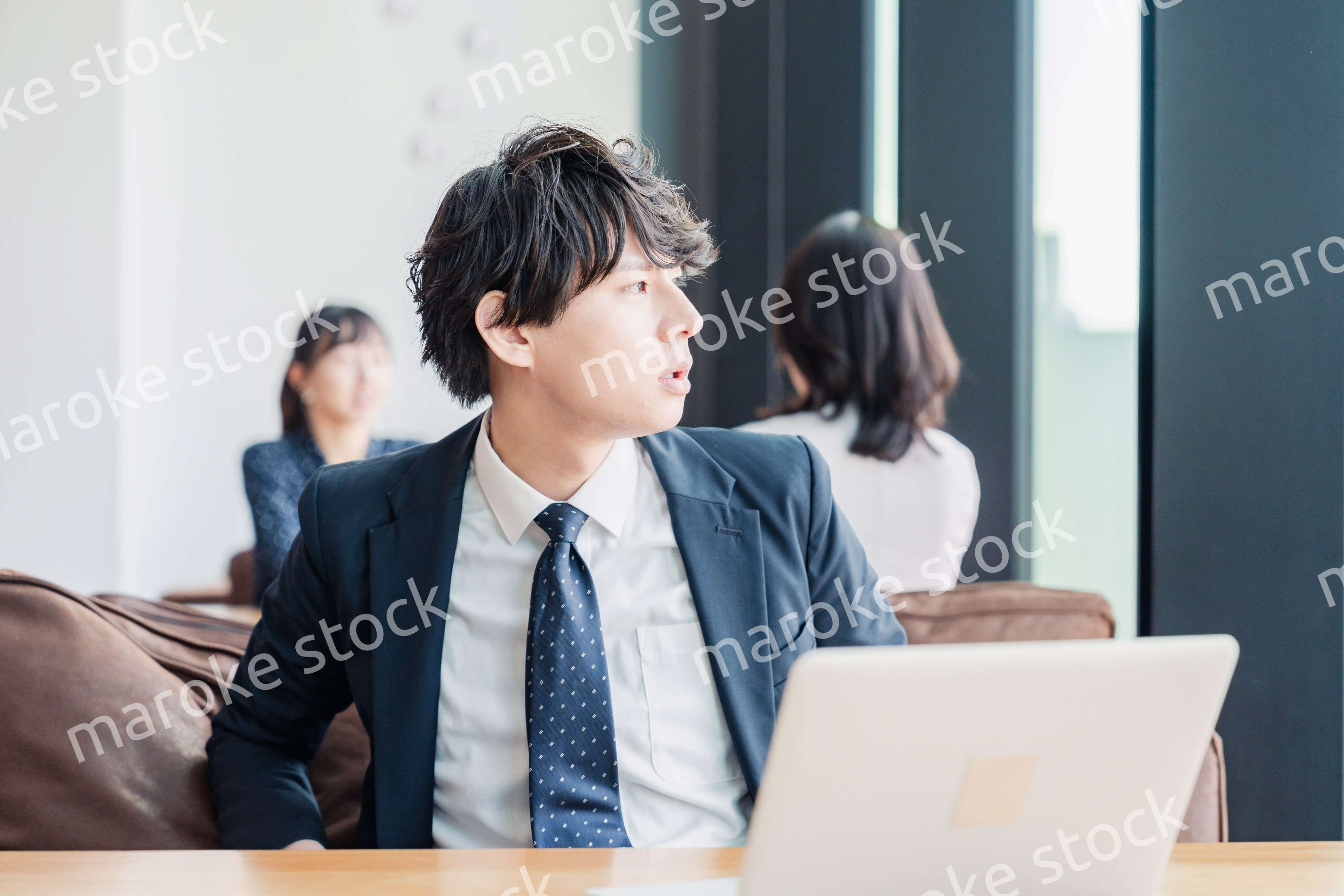 カフェで仕事をサボる営業マン