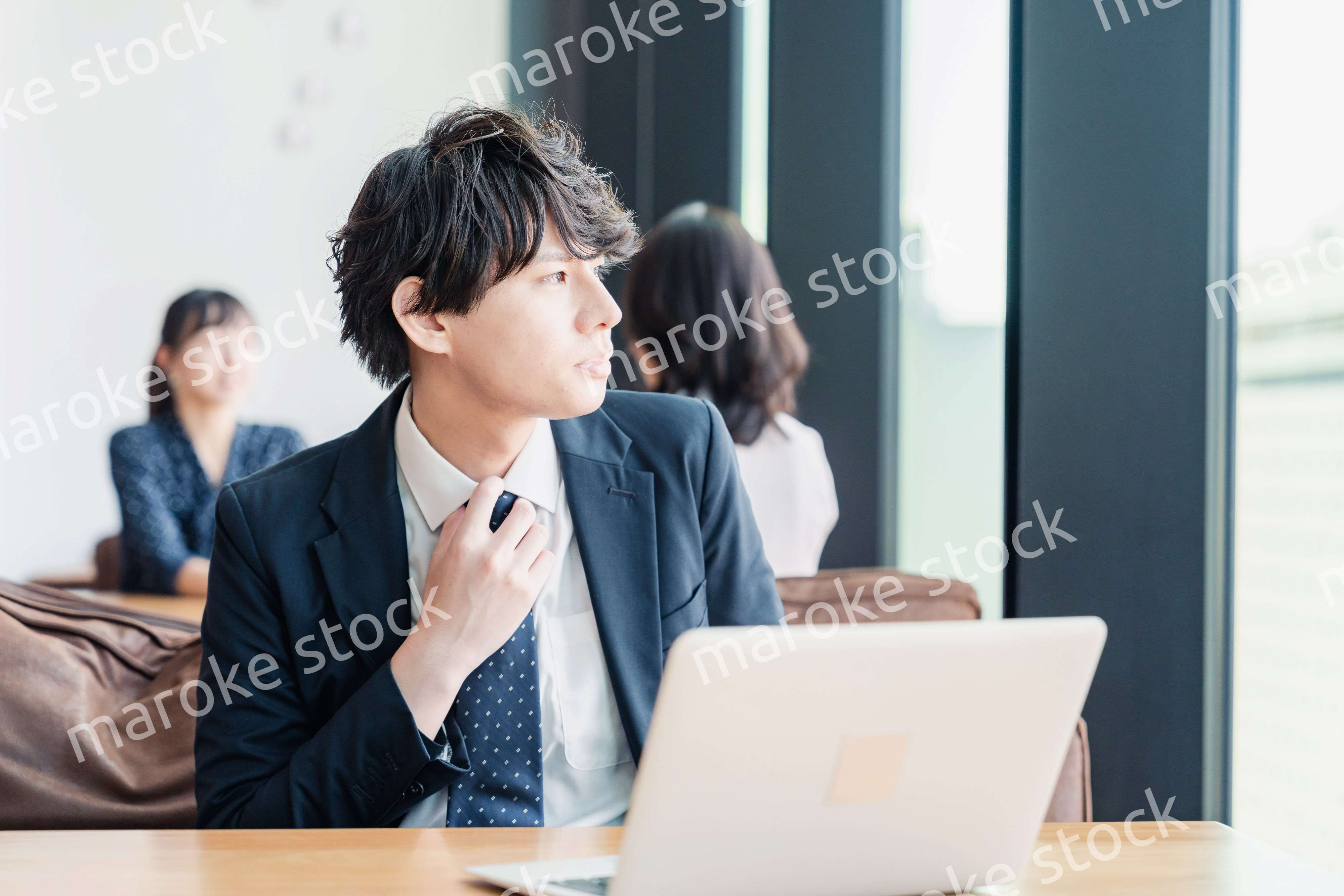 カフェで仕事をサボる営業マン