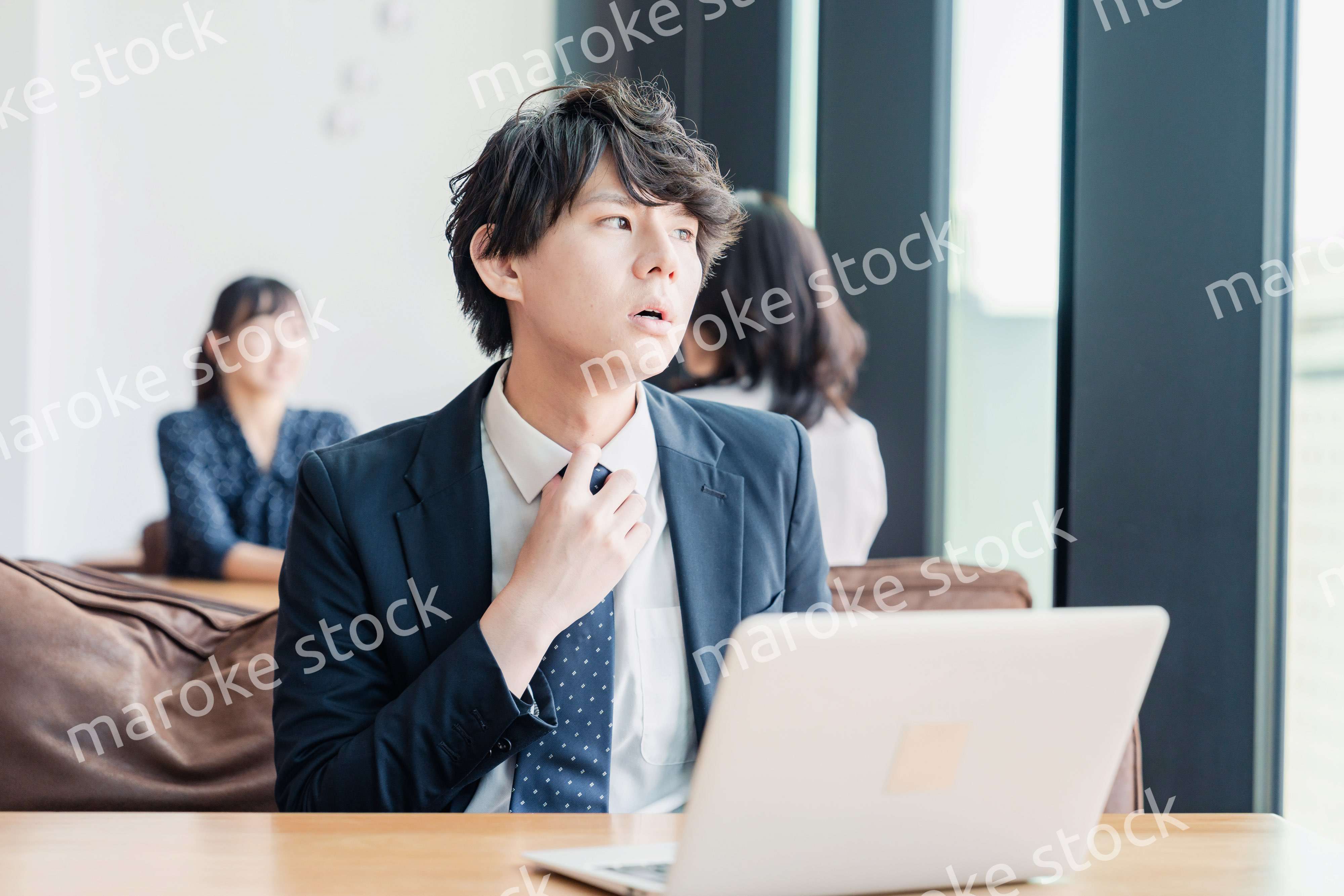 カフェで仕事をサボる営業マン