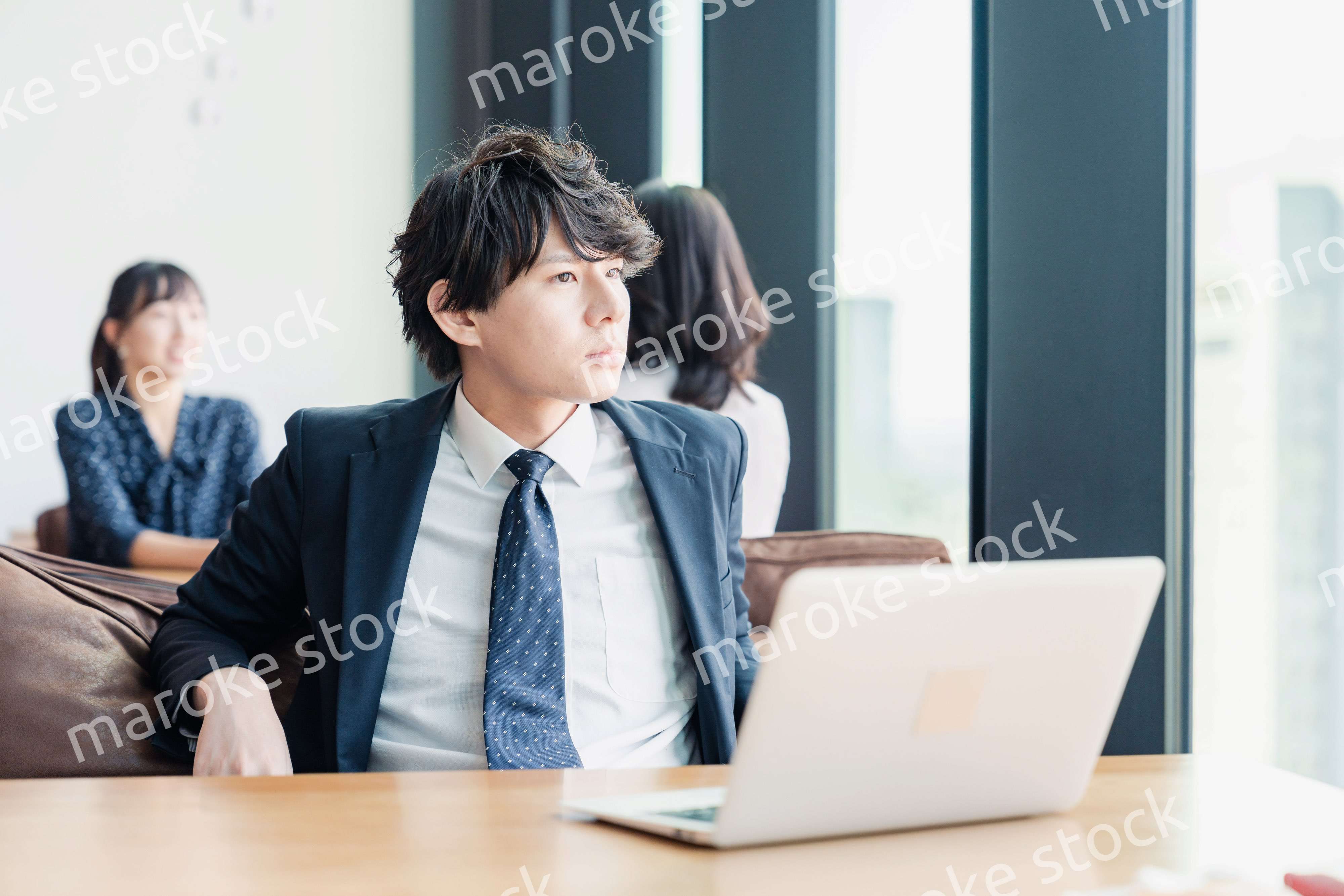 カフェで仕事をサボる営業マン