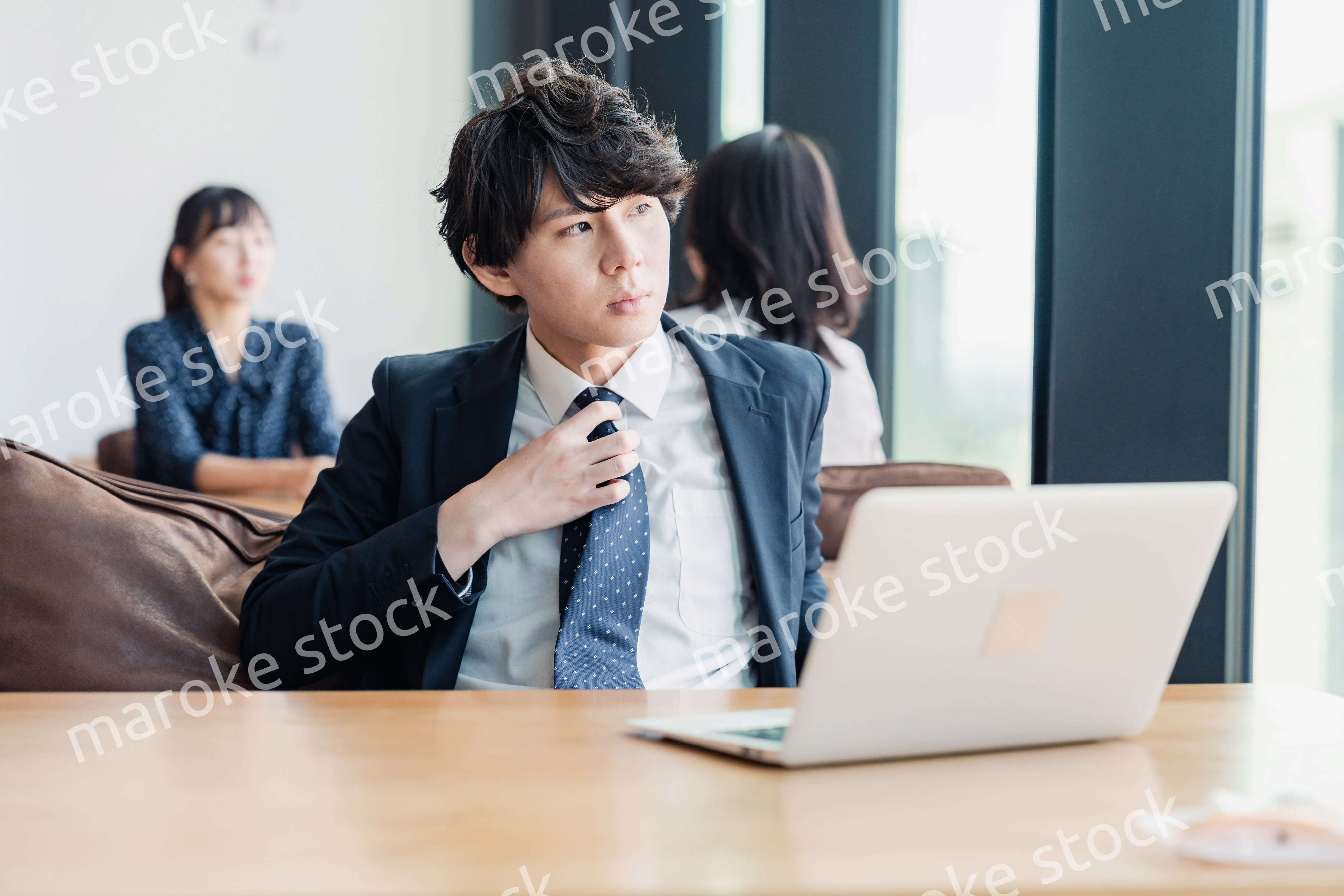 カフェで仕事をサボる営業マン