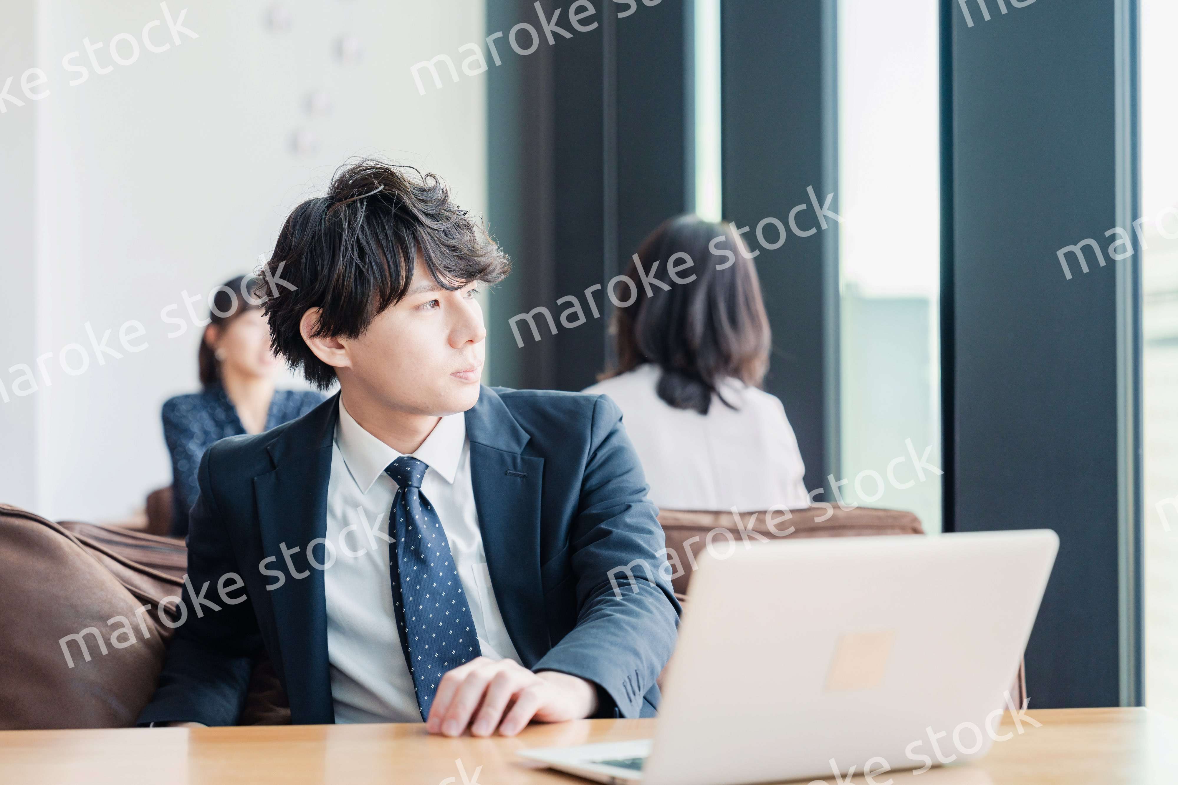 カフェで仕事をサボる営業マン