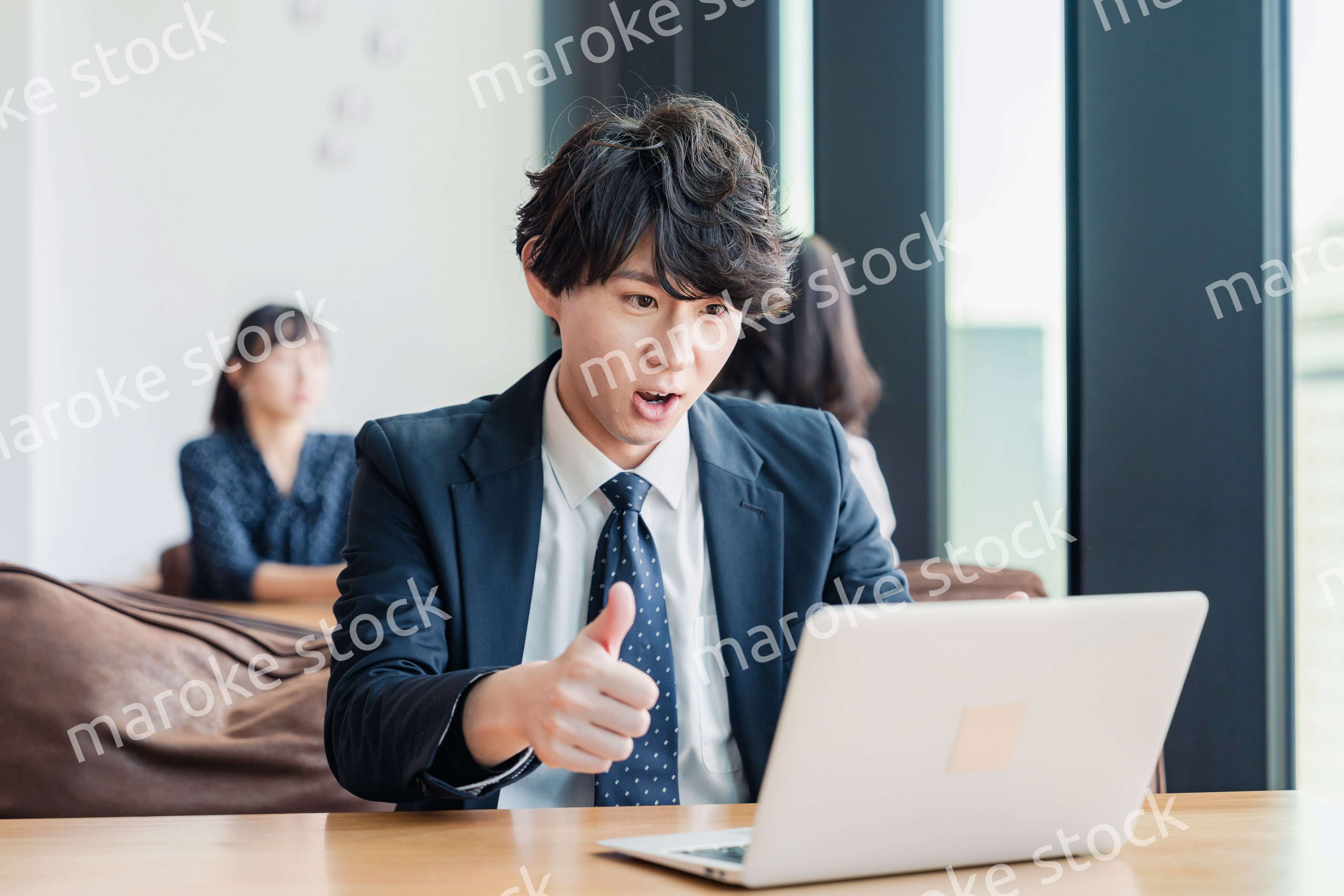 オンラインミーティングで喜ぶビジネスマン