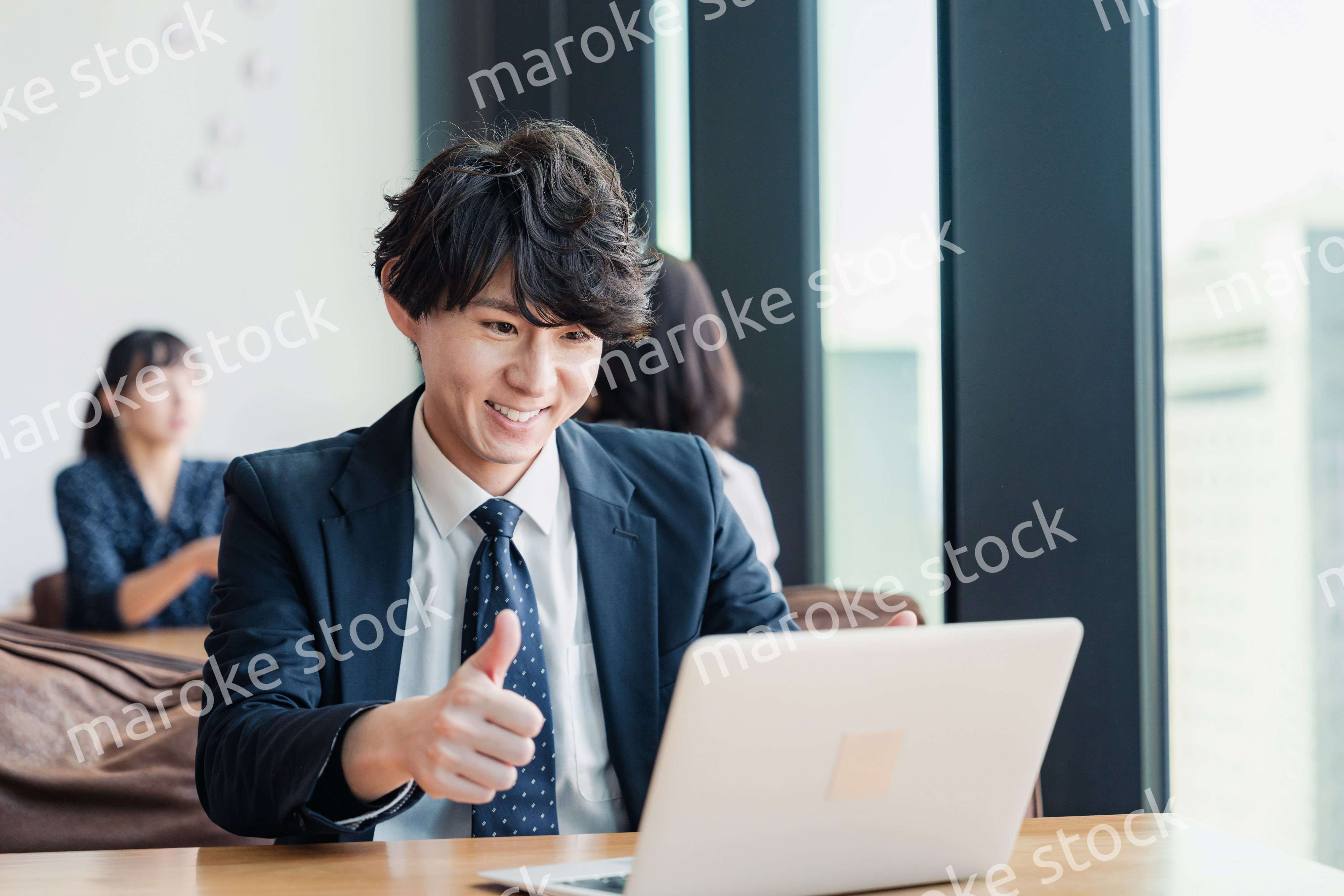 オンラインミーティングで喜ぶビジネスマン