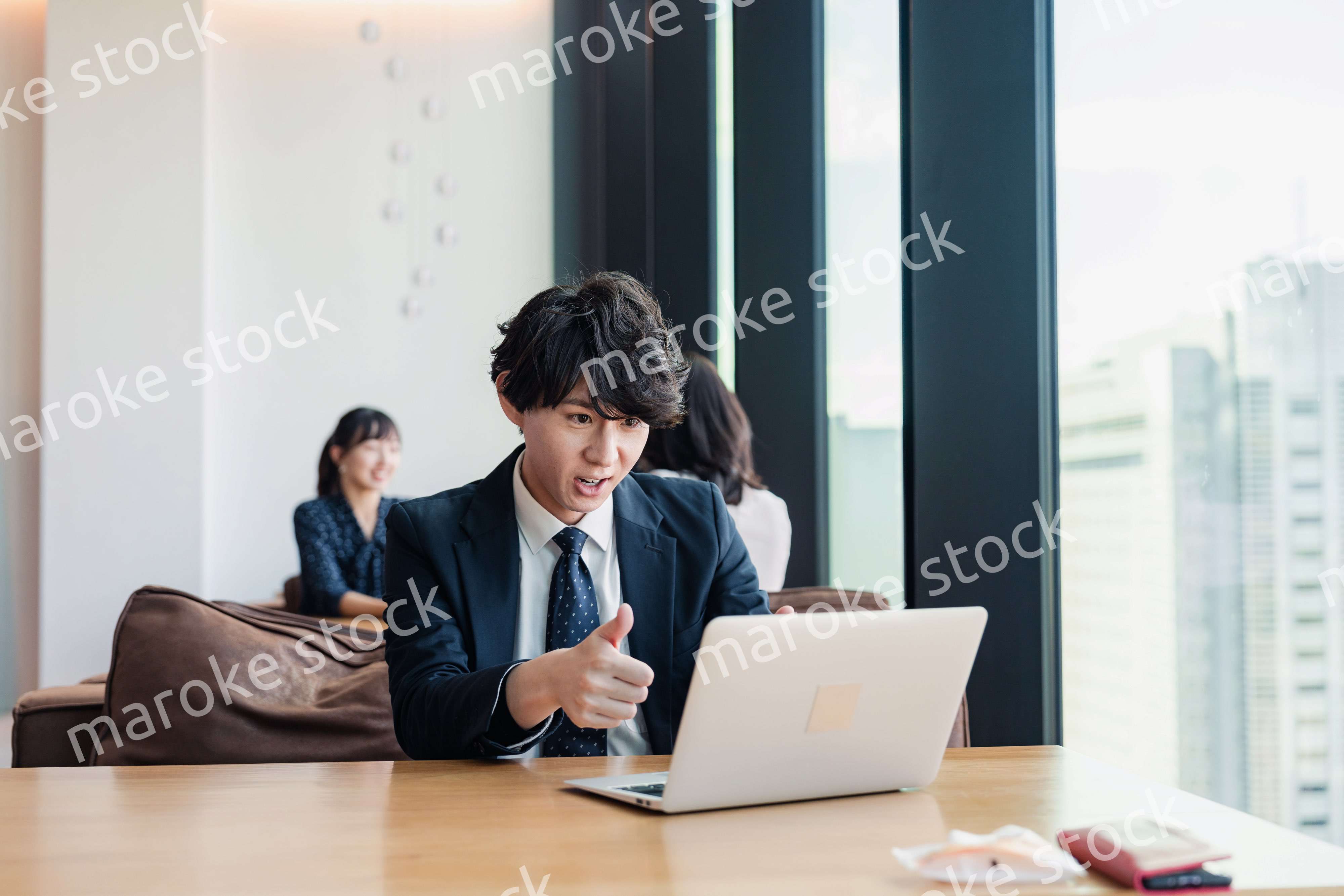 オンラインミーティングで喜ぶビジネスマン