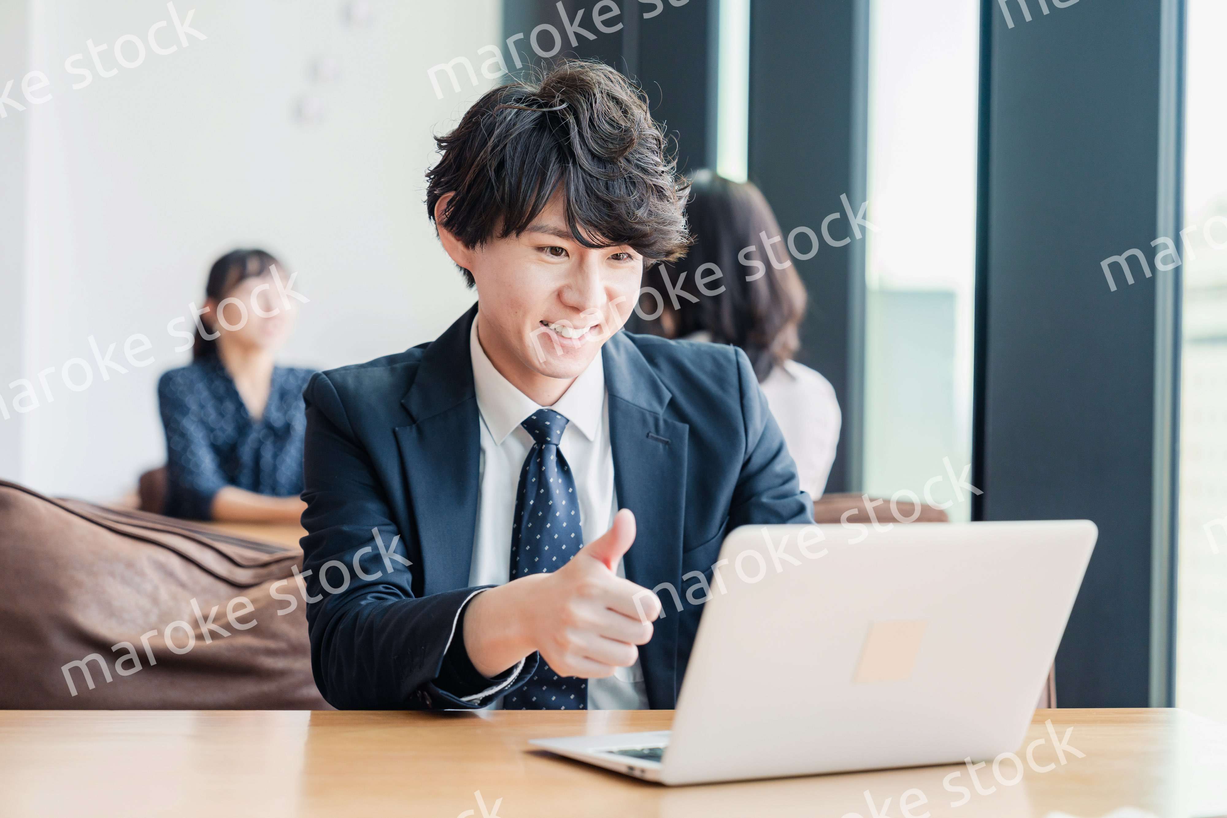 オンラインミーティングで喜ぶビジネスマン