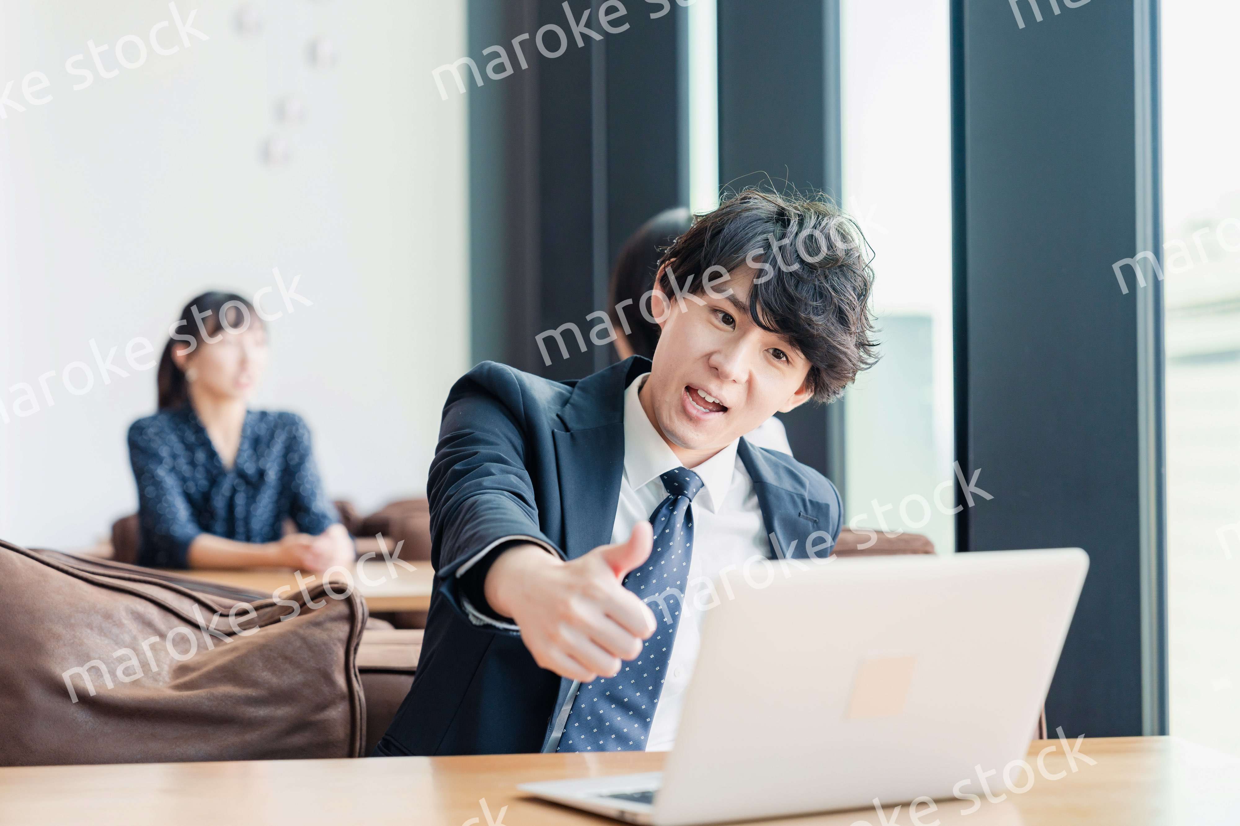 オンラインミーティングで喜ぶビジネスマン