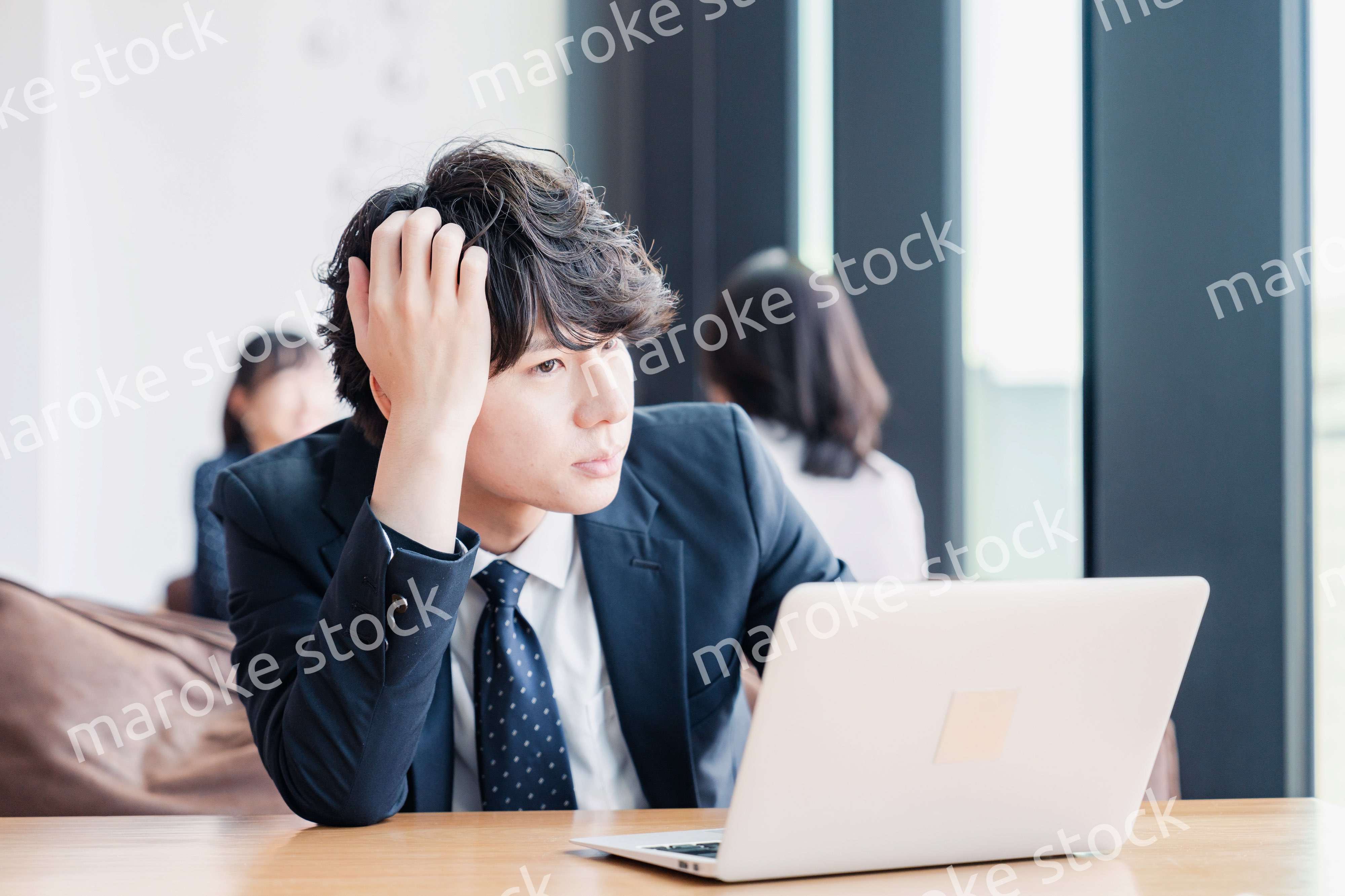オフィスで頭を抱えるビジネスマン